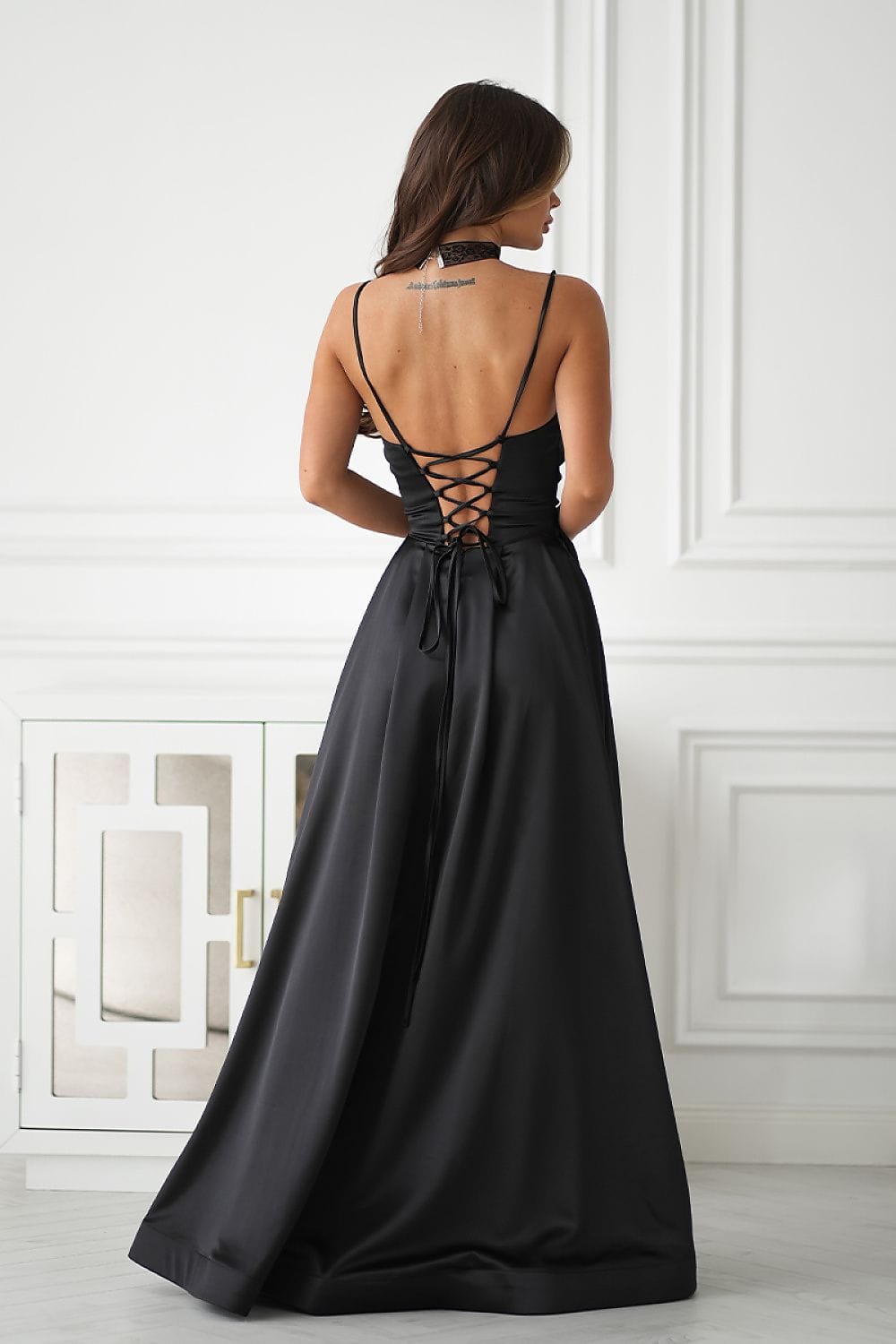 Robe de soirée dos nu longue noire élégante style chic à lacets pour mariage invité ou événement habillé