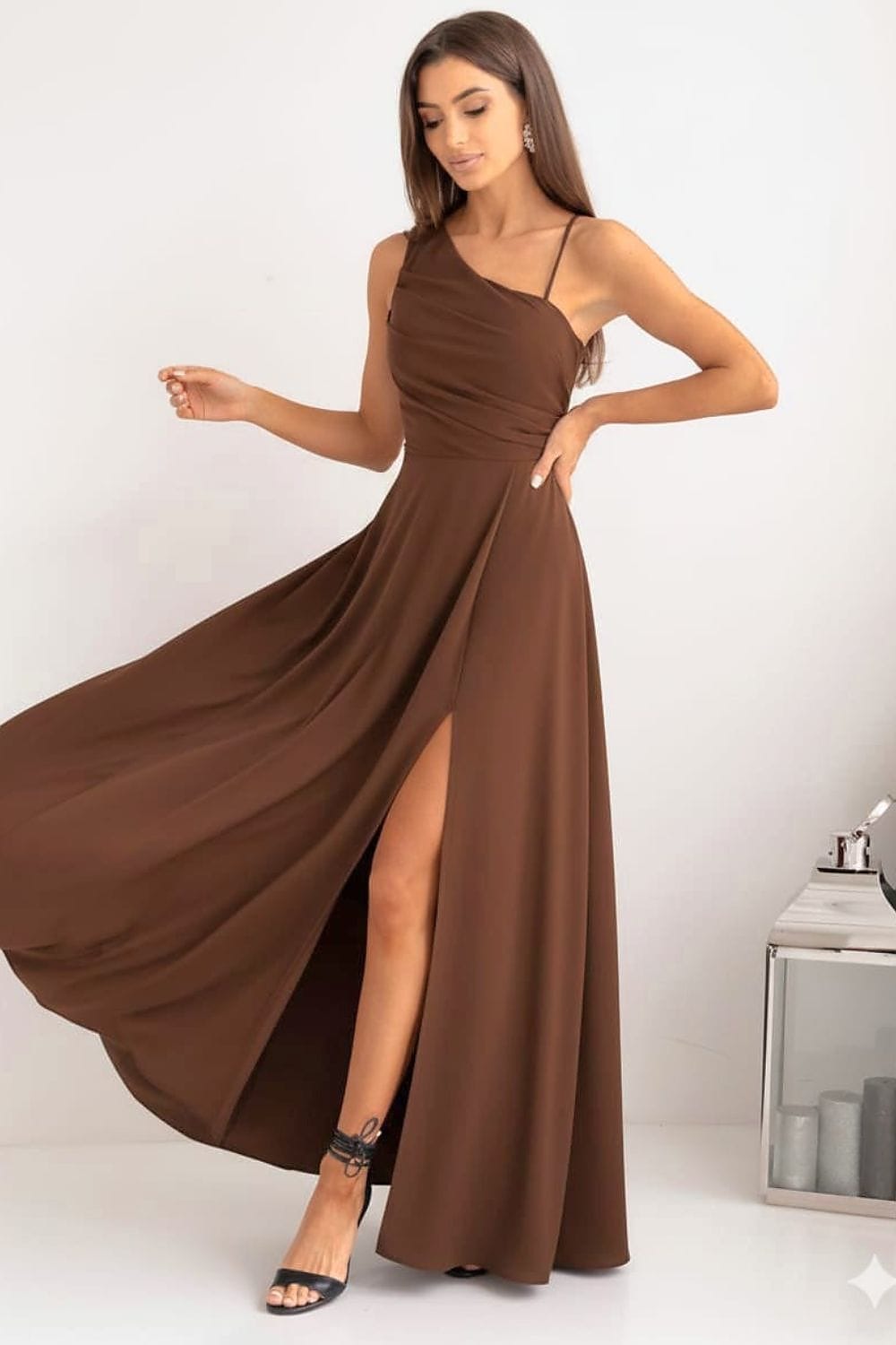 Robe longue de soirée chic fendue couleur marron style asymétrique avec bretelle fine pour évènement élégant