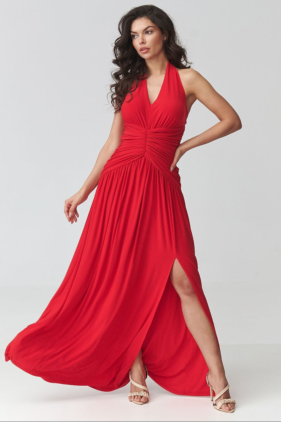 Robe de soirée chic longue rouge fendue dos nu fluide décolleté pour invitée mariage ou événement élégant