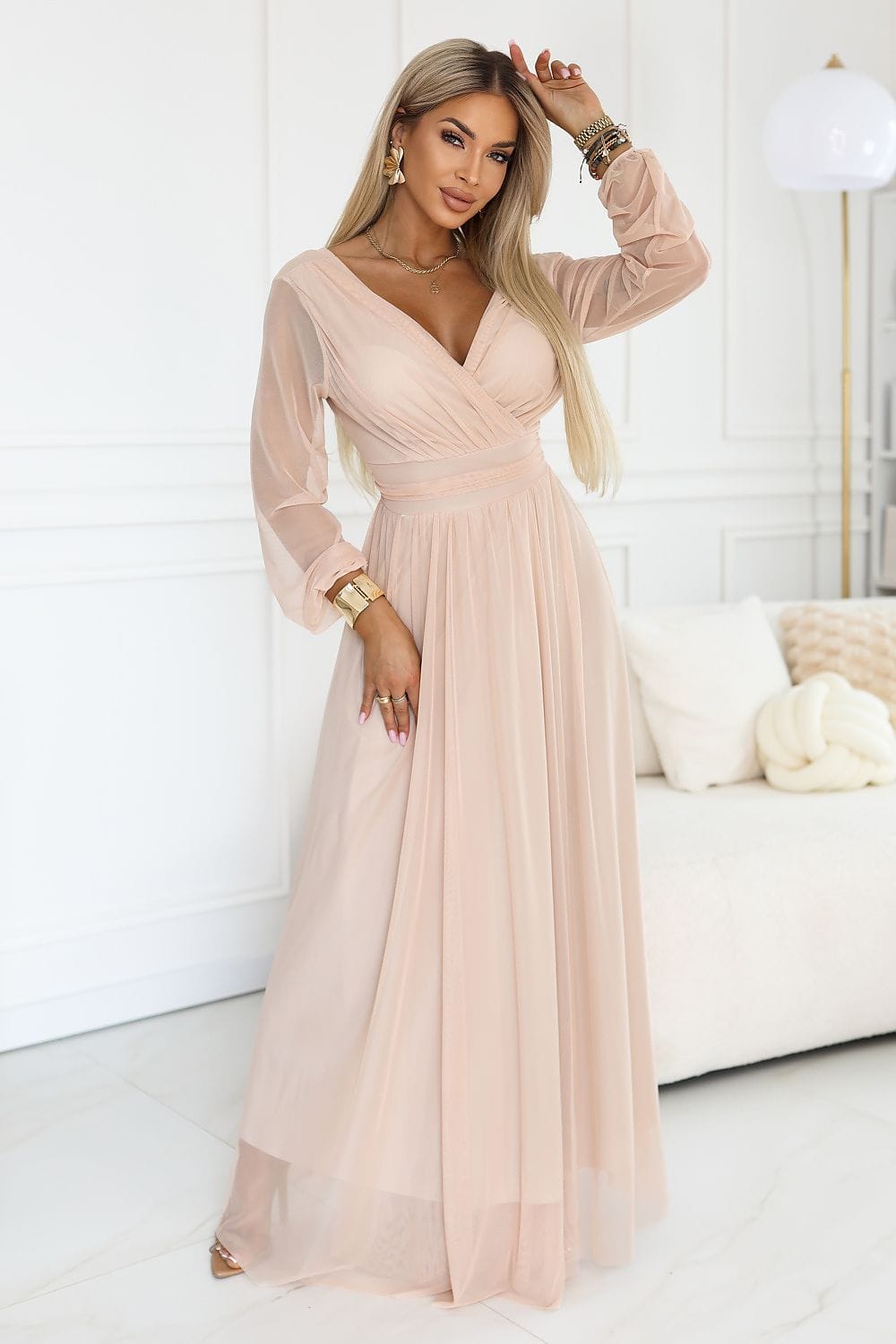 Robe longue soirée chic beige en mousseline manches longues décolleté élégant femme pour mariage invité