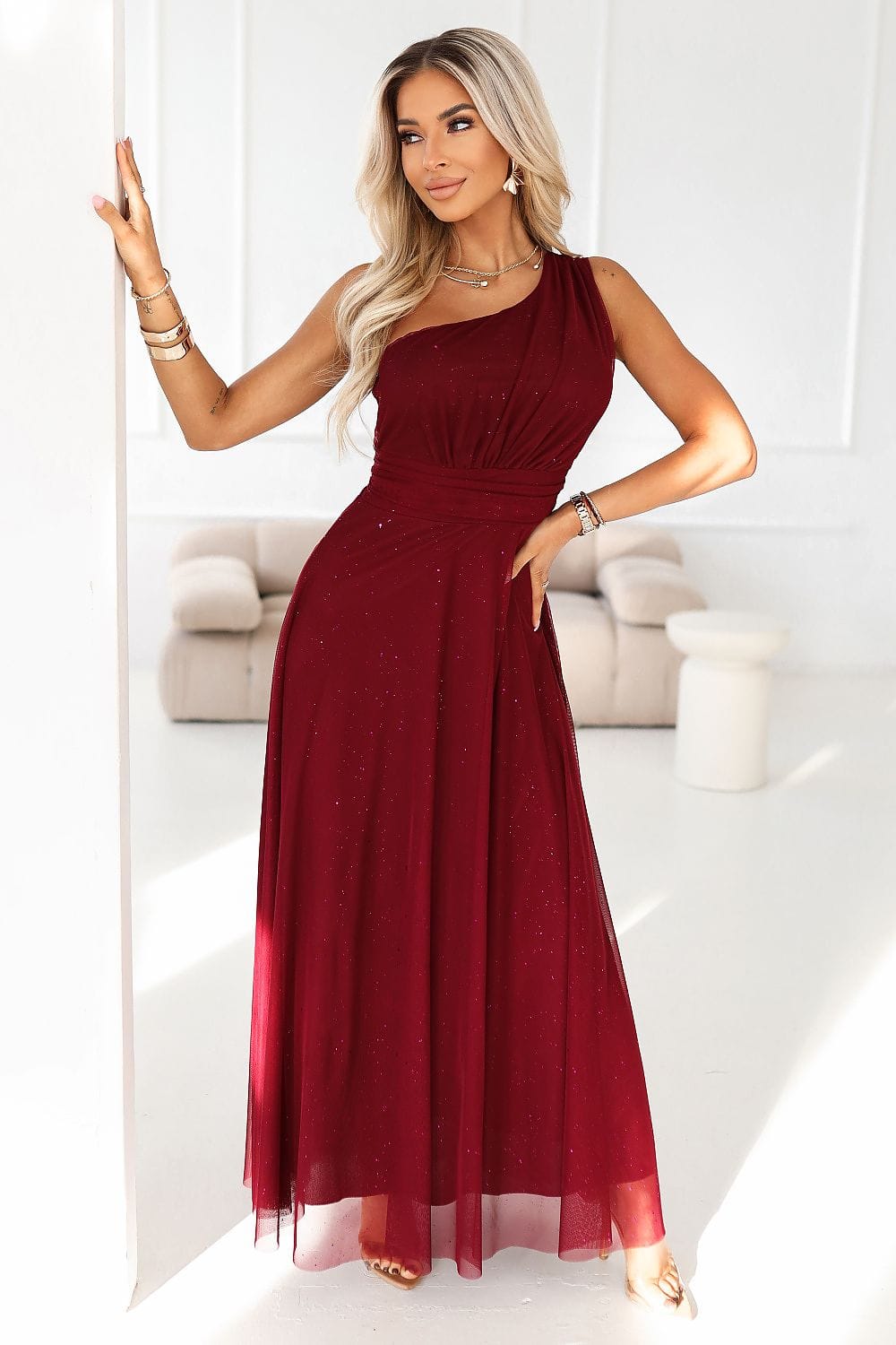 Robe de soirée chic longue bordeaux sans manches style élégant pour évènement mariage ou gala femme moderne