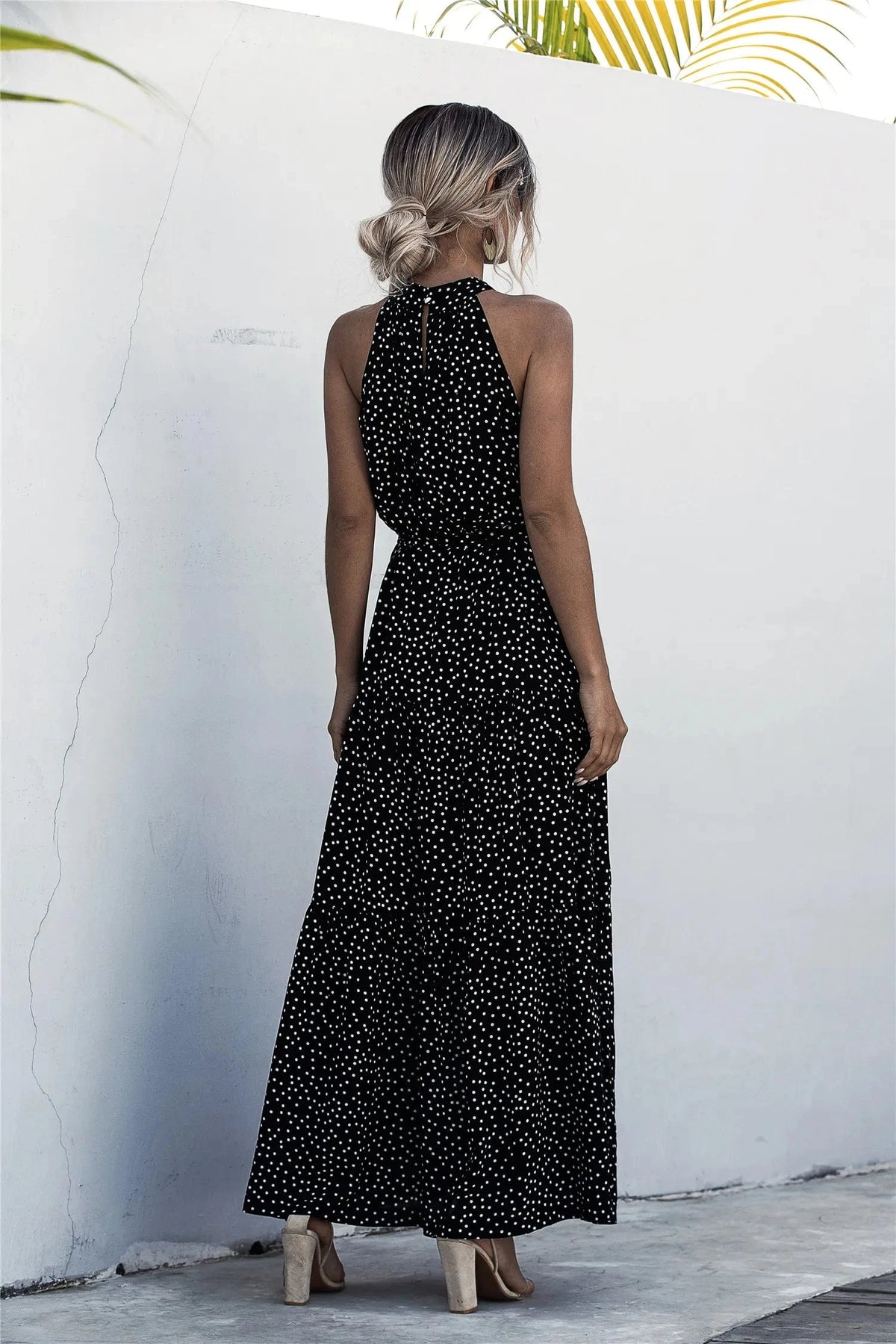 Robe longue noire été bohème fluide femme sans manches à pois blancs, idéale pour soirée chic ou mariage invité