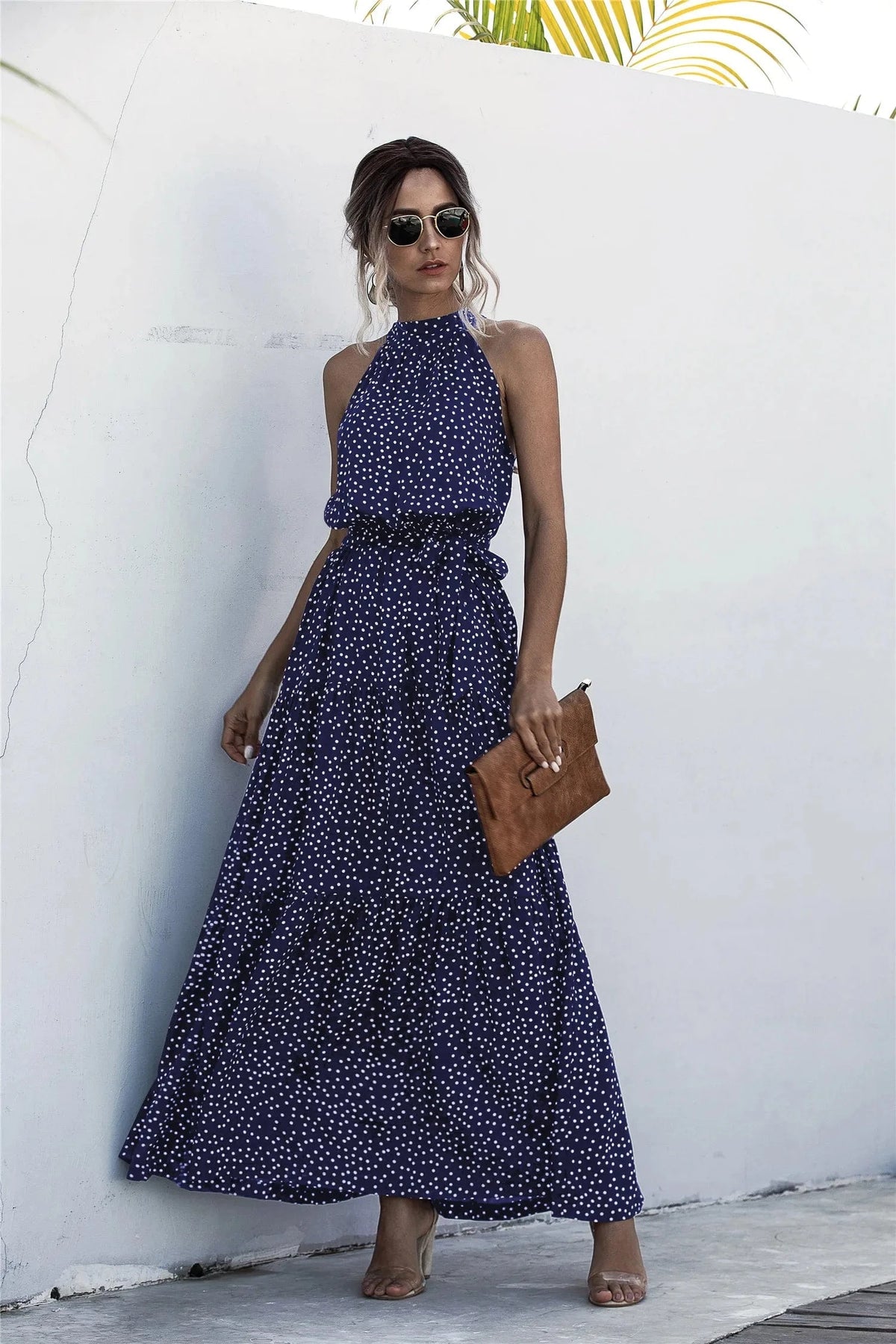 Robe été bohème longue bleu sans manches à pois avec pochette marron, idéale pour plage ou sortie casual