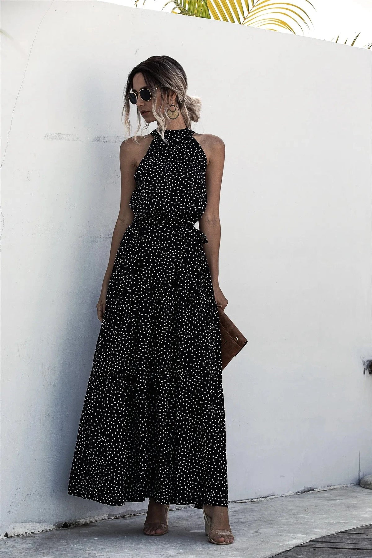 Robe bohème noire longue à pois blancs sans manches, look décontracté chic été parfait pour la plage