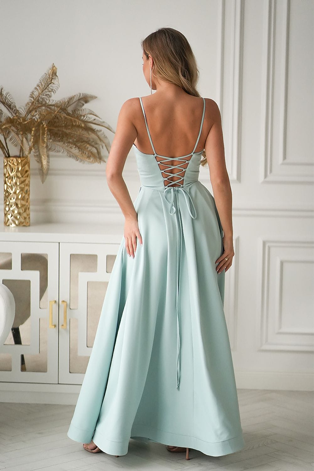 Robe longue soirée mariage dos nu élégante verte trapèze satinée manches fines pour invitée chic