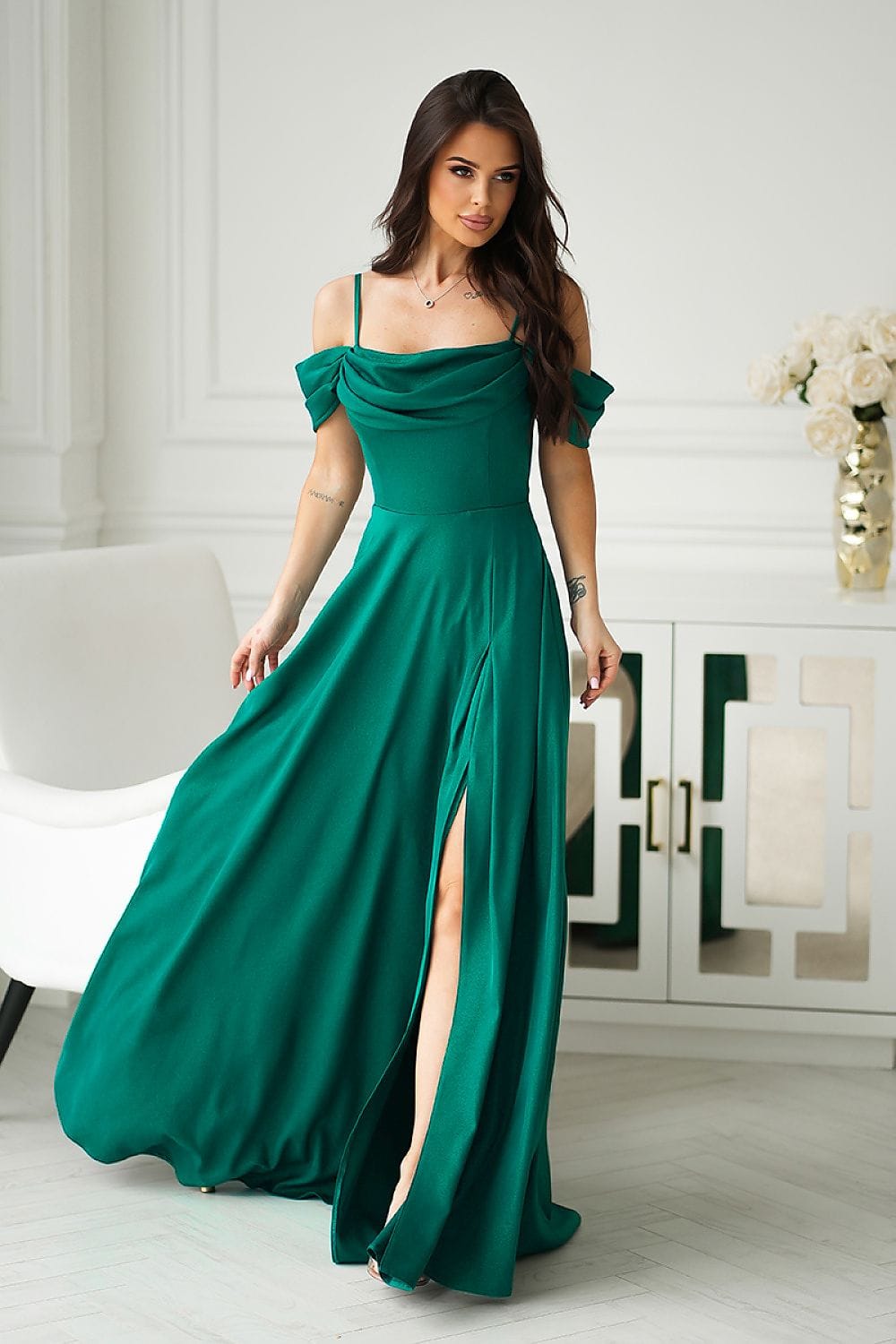 Robe de soirée chic longue verte fendue manches courtes élégante pour mariage invité ou événement spécial