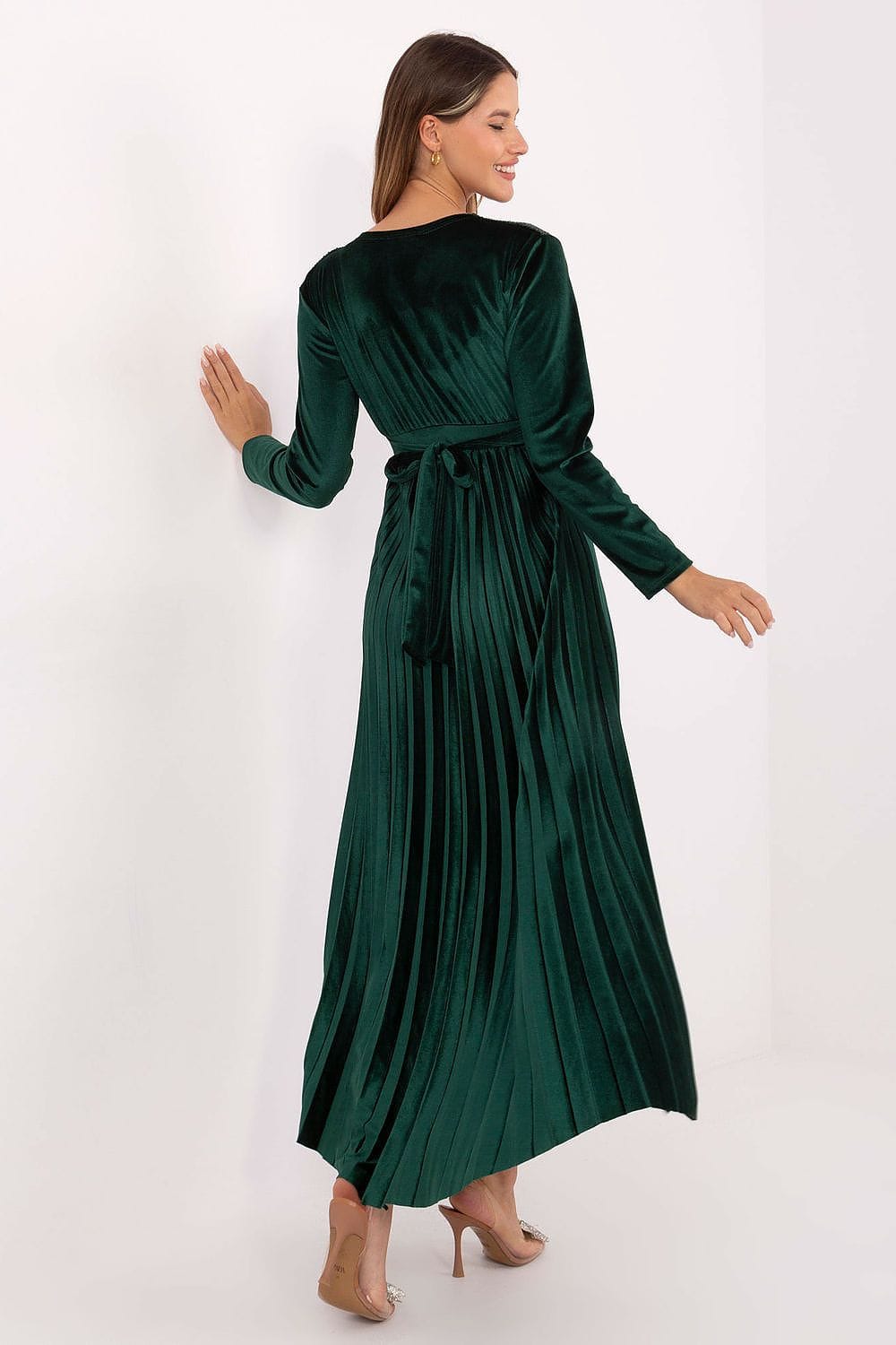 Robe de soirée chic longue verte manches longues plissée élégante pour invitée mariage ou événement formel