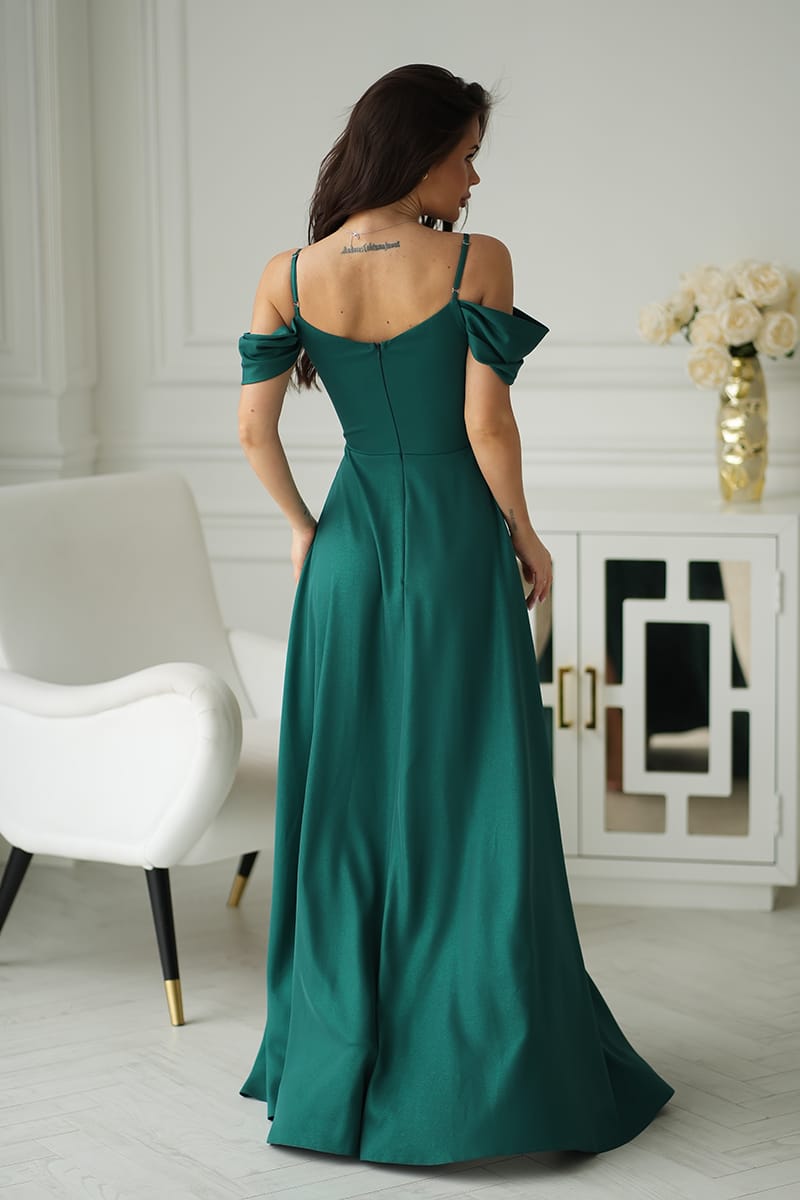 Robe longue soirée chic verte décolleté épaules dénudées trapèze élégante pour mariage ou gala