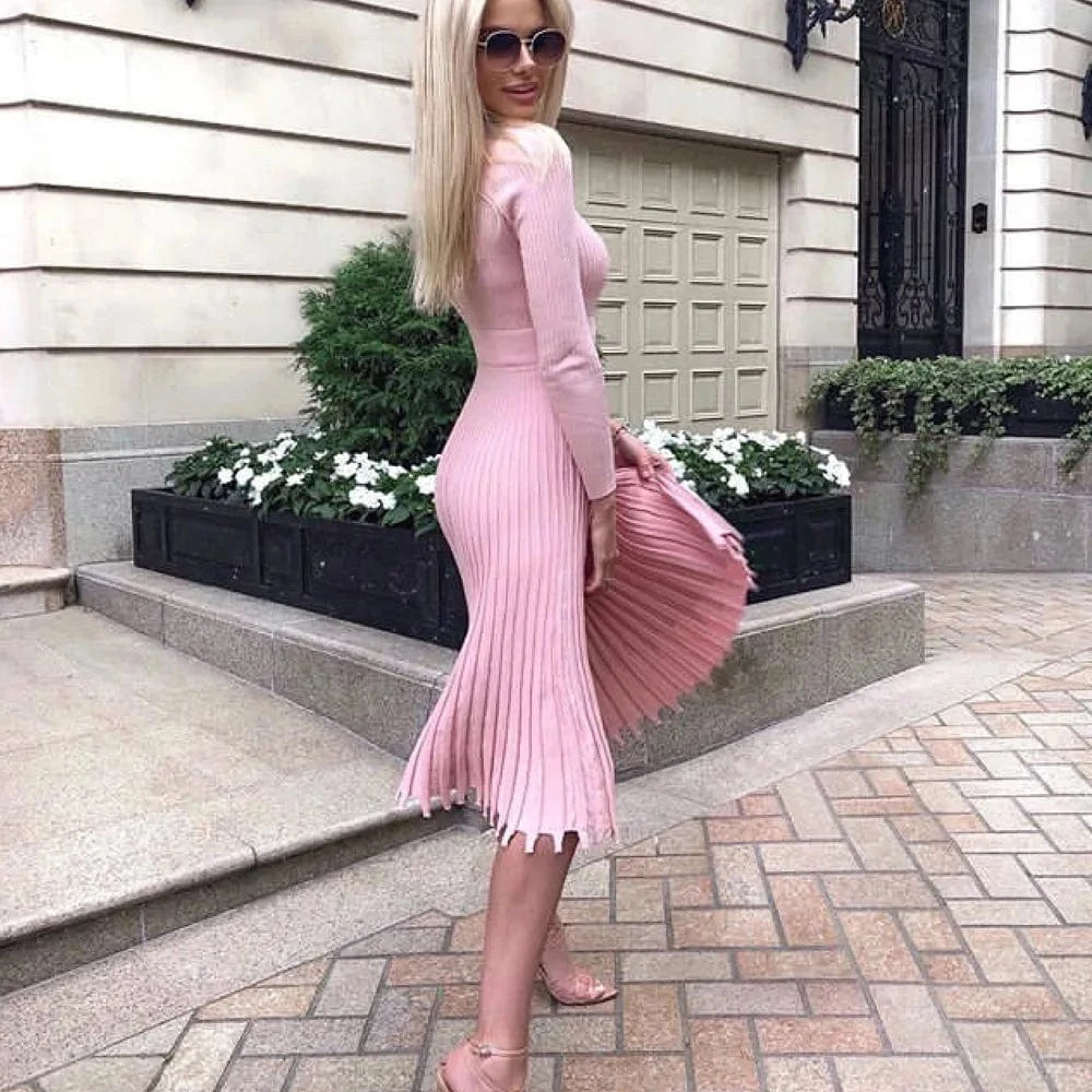 Robe midi plissée rose manches longues moulante chic idéale pour cocktail ou évènement de printemps