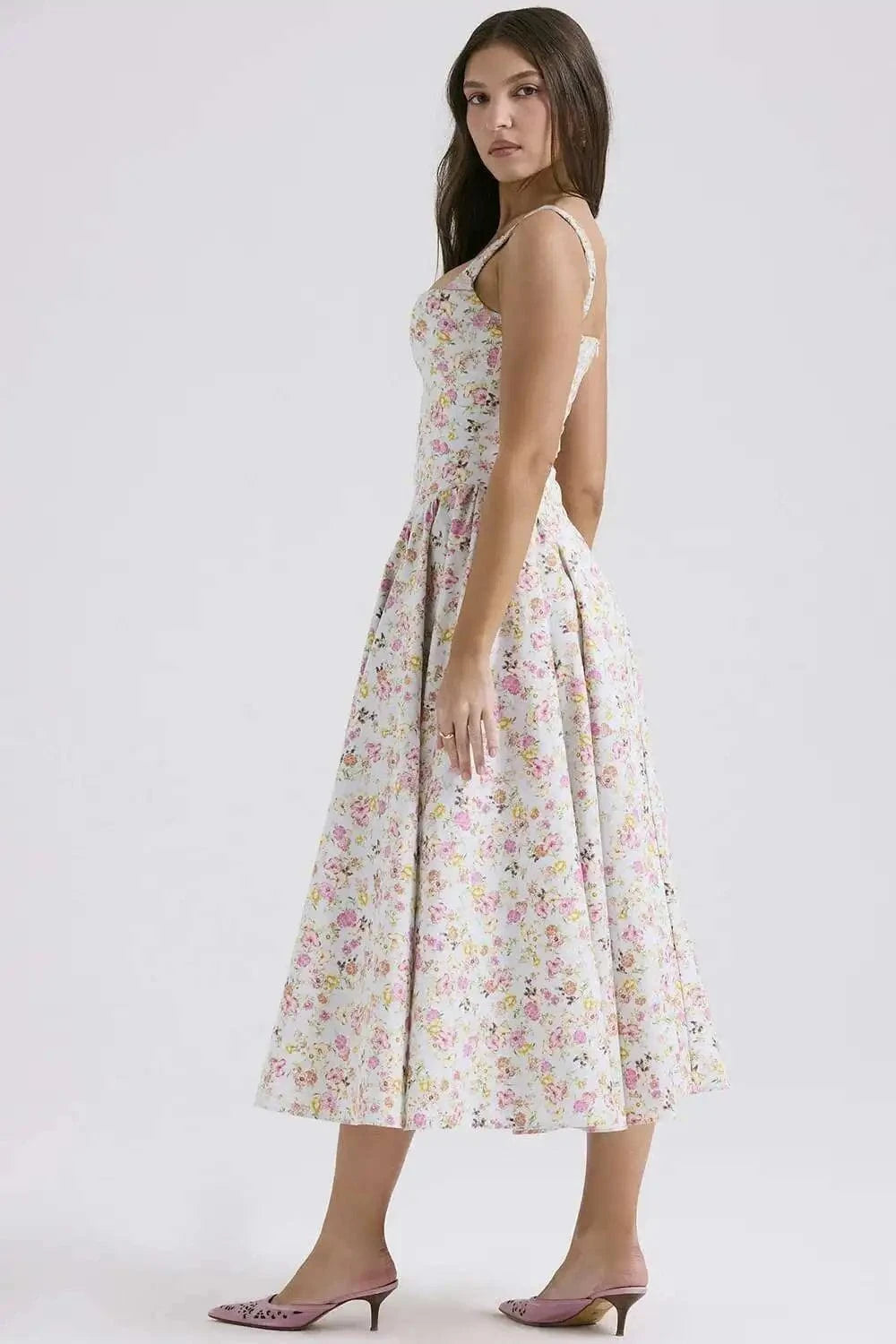 Robe fleurie midi bohème été blanche sans manches silhouette trapèze, idéale pour un look invité mariage champêtre