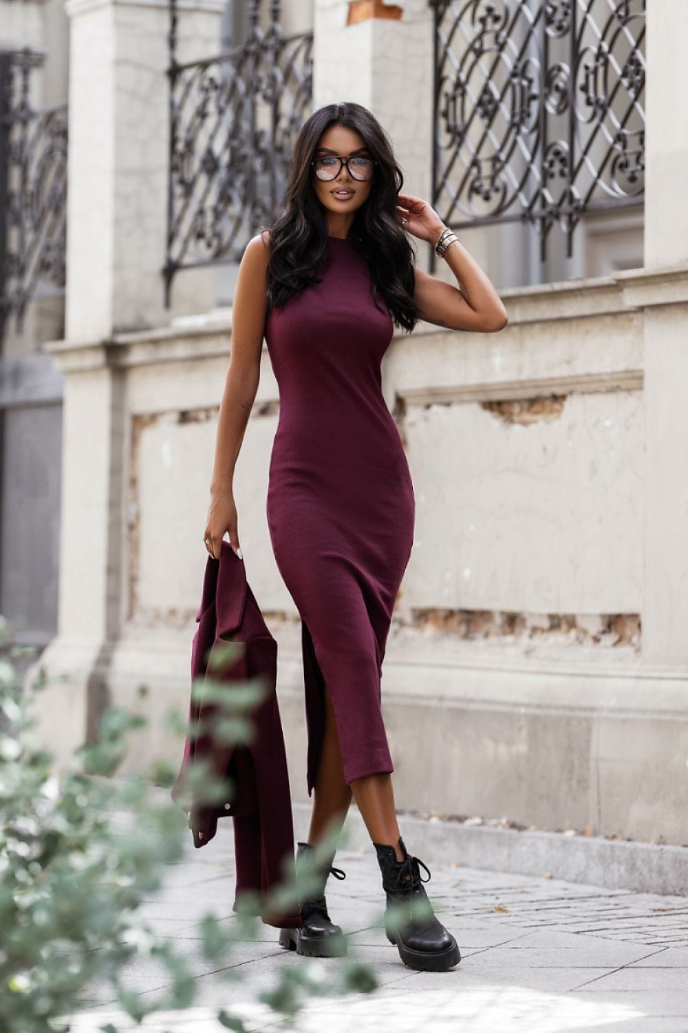 Robe moulante bordeaux longue sans manches chic idéale soirée ou cocktail automne avec fente élégante