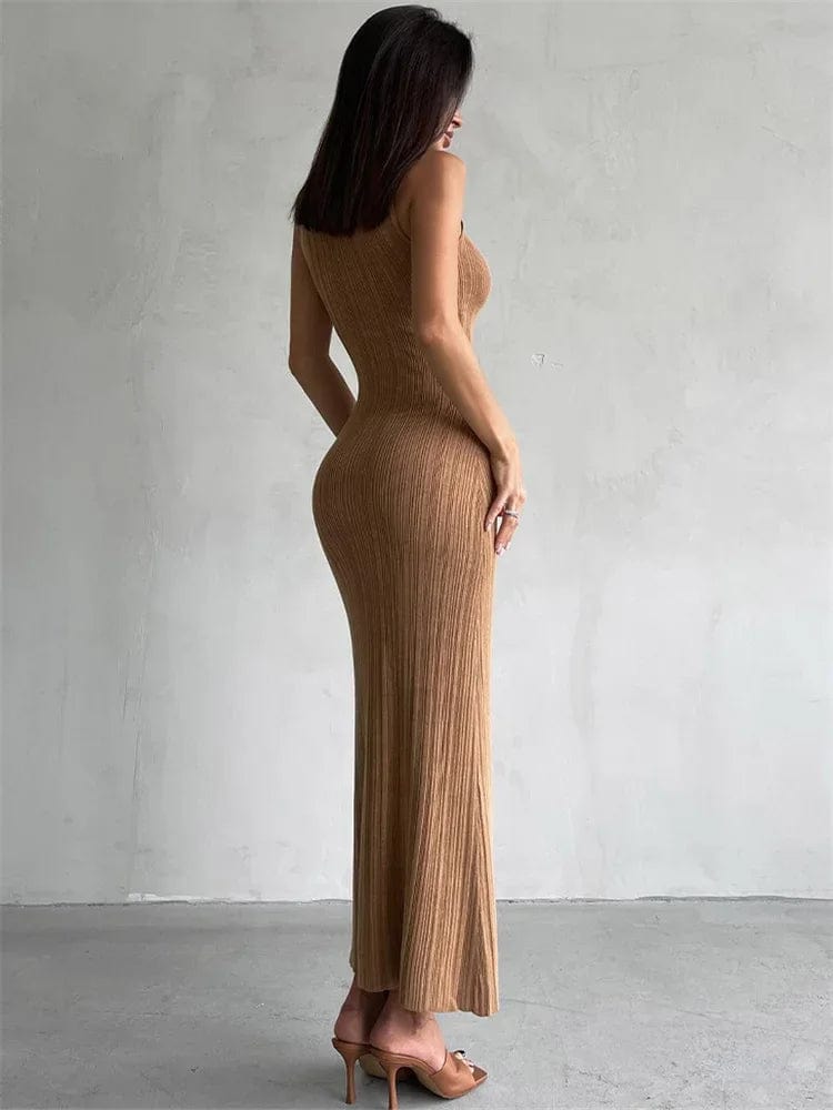 Robe longue de soirée chic couleur beige sans manches, élégante et moulante pour un mariage.
