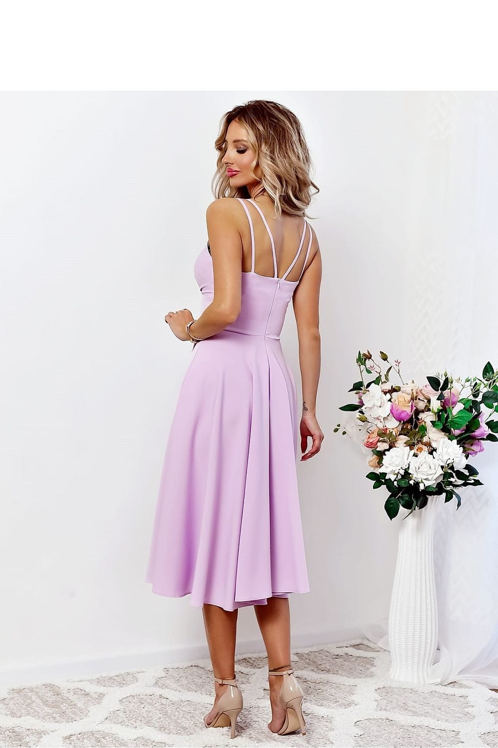 robe de cocktail midi chic évasée pour mariage invité chic en satin rouge silhouette trapèze manches courtes