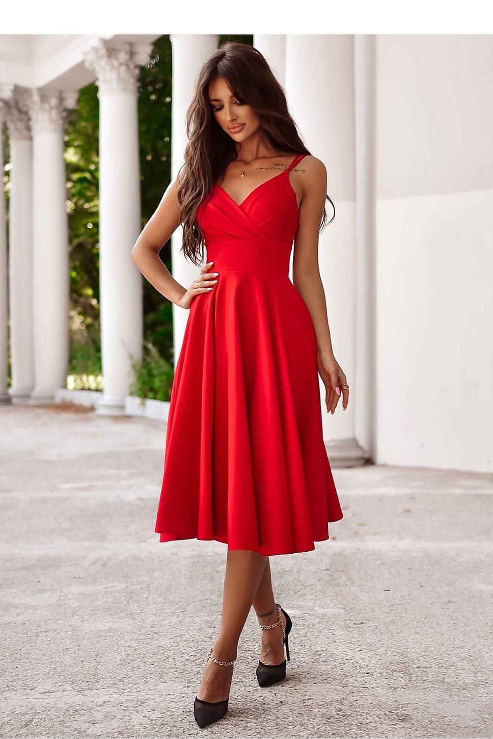 robe cocktail chic midi évasée pour mariage invité chic de couleur bleu avec manches courtes
