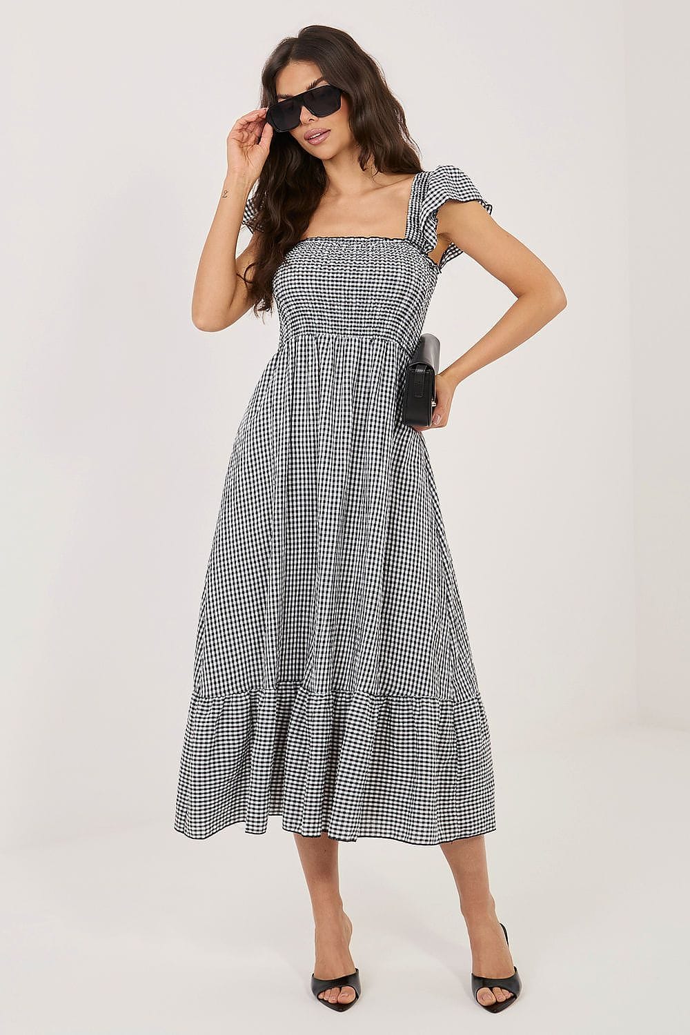 Robe été bohème midi noire à carreaux silhouette évasée manches courtes chic accessoire sac noir
