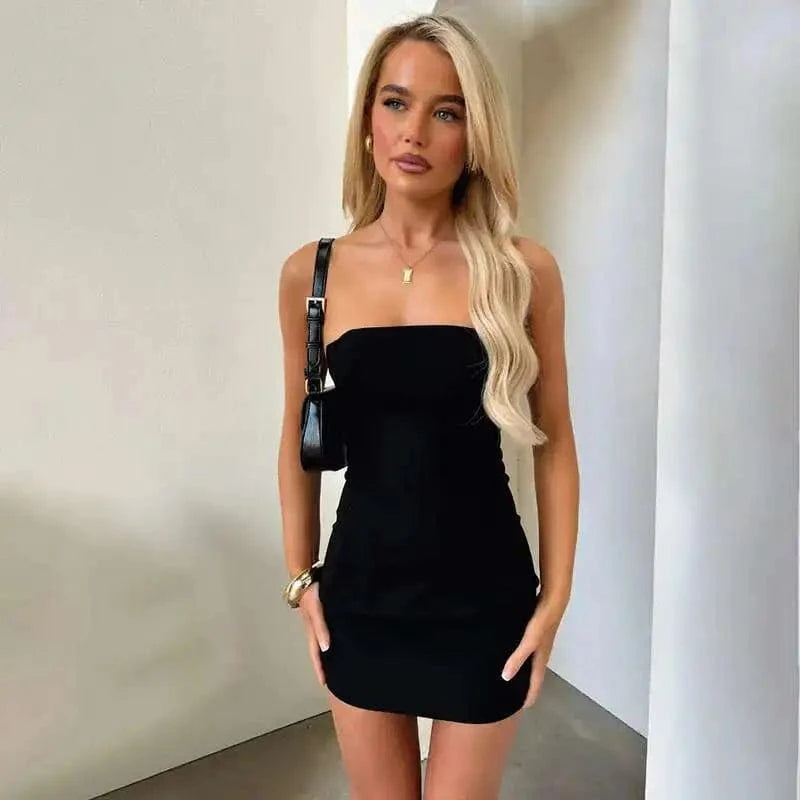 Robe courte noire moulante soirée sexy bustier sans manches parfaite pour cocktail ou nouvel an tendance femme