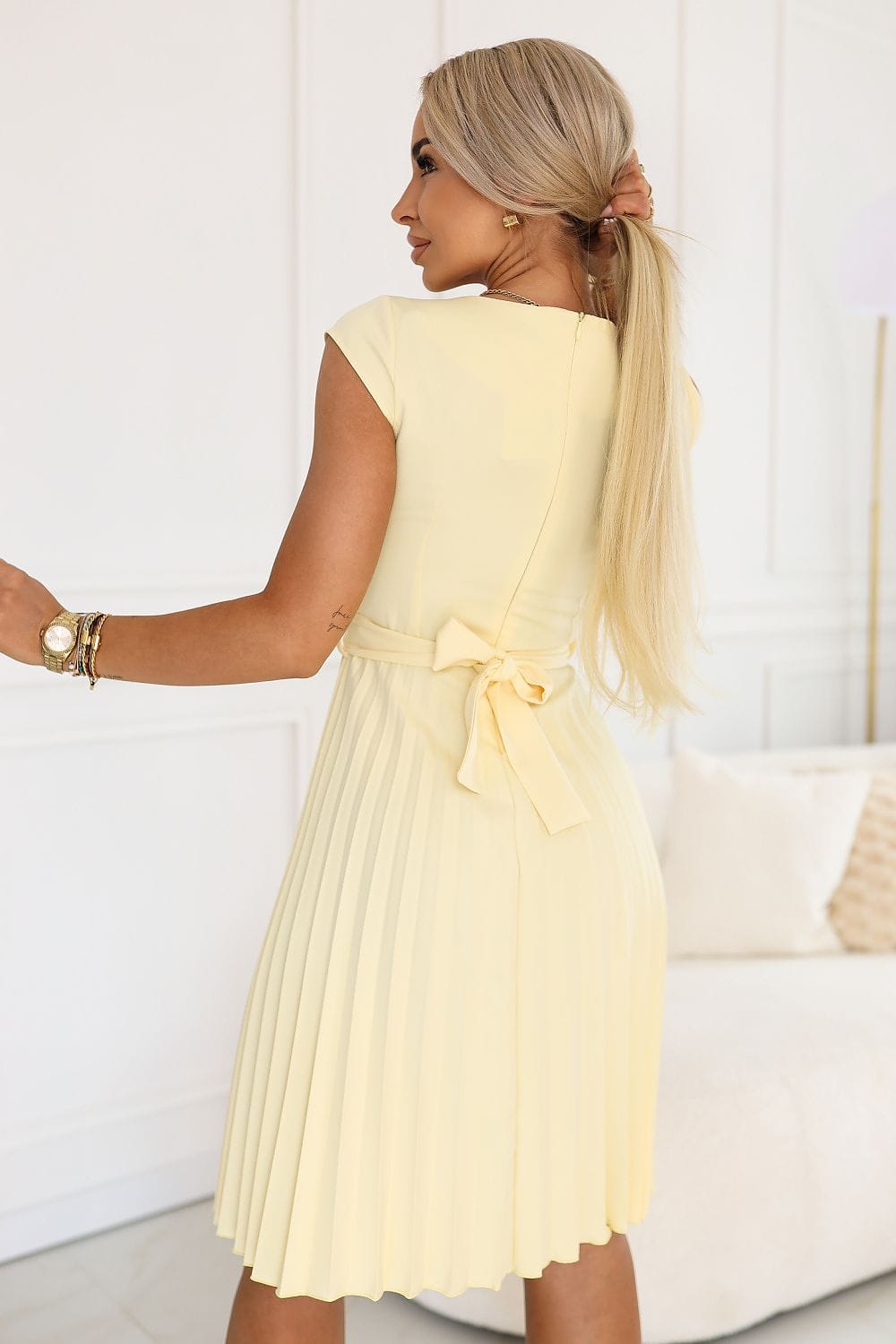 Robe midi plissée jaune chic été ceinture à nouer, manches courtes, idéale pour cocktail ou journée élégante