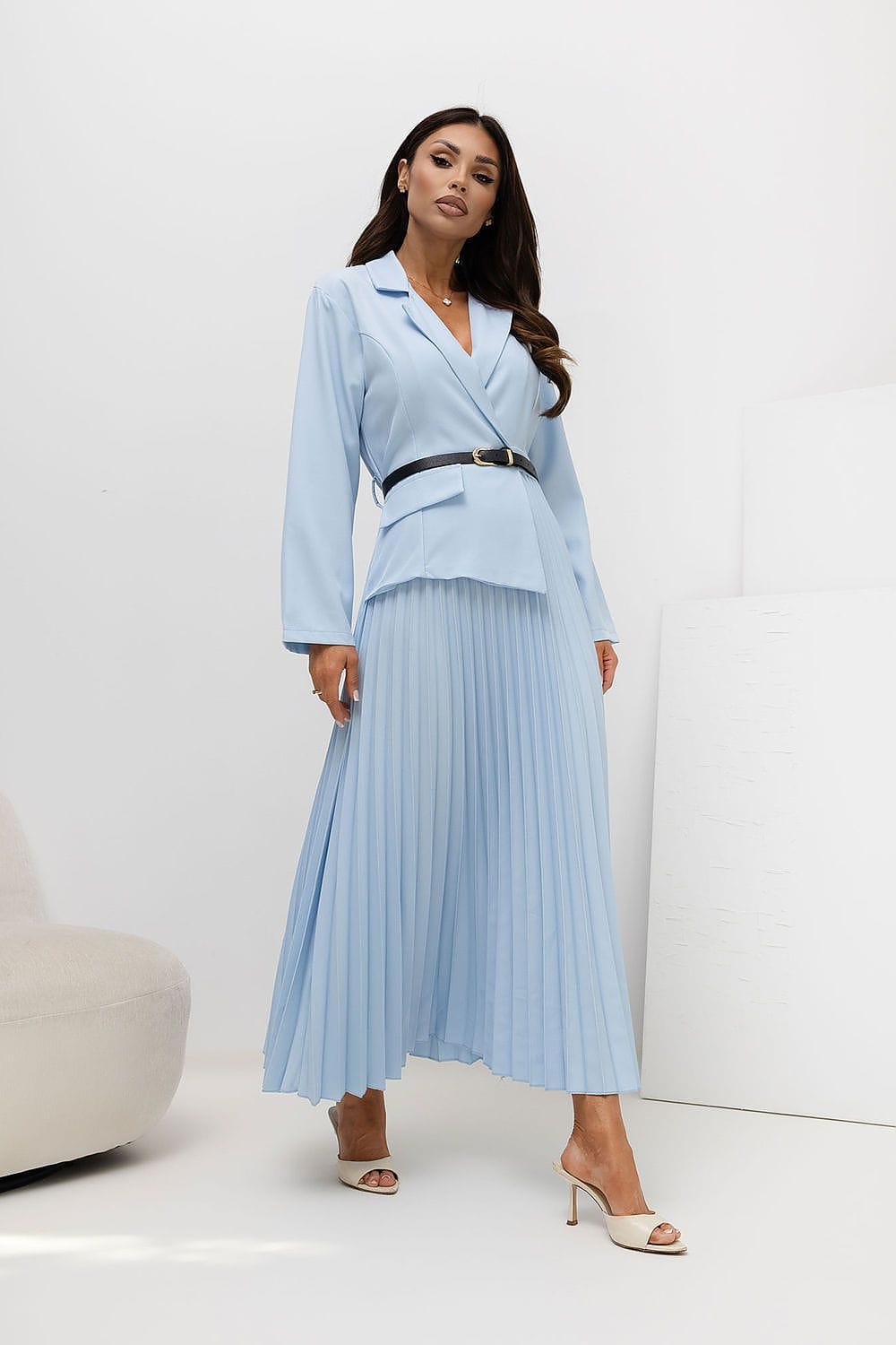 Robe longue plissée bleu fluide, style blazer chic avec manches longues, idéale pour soirée élégante