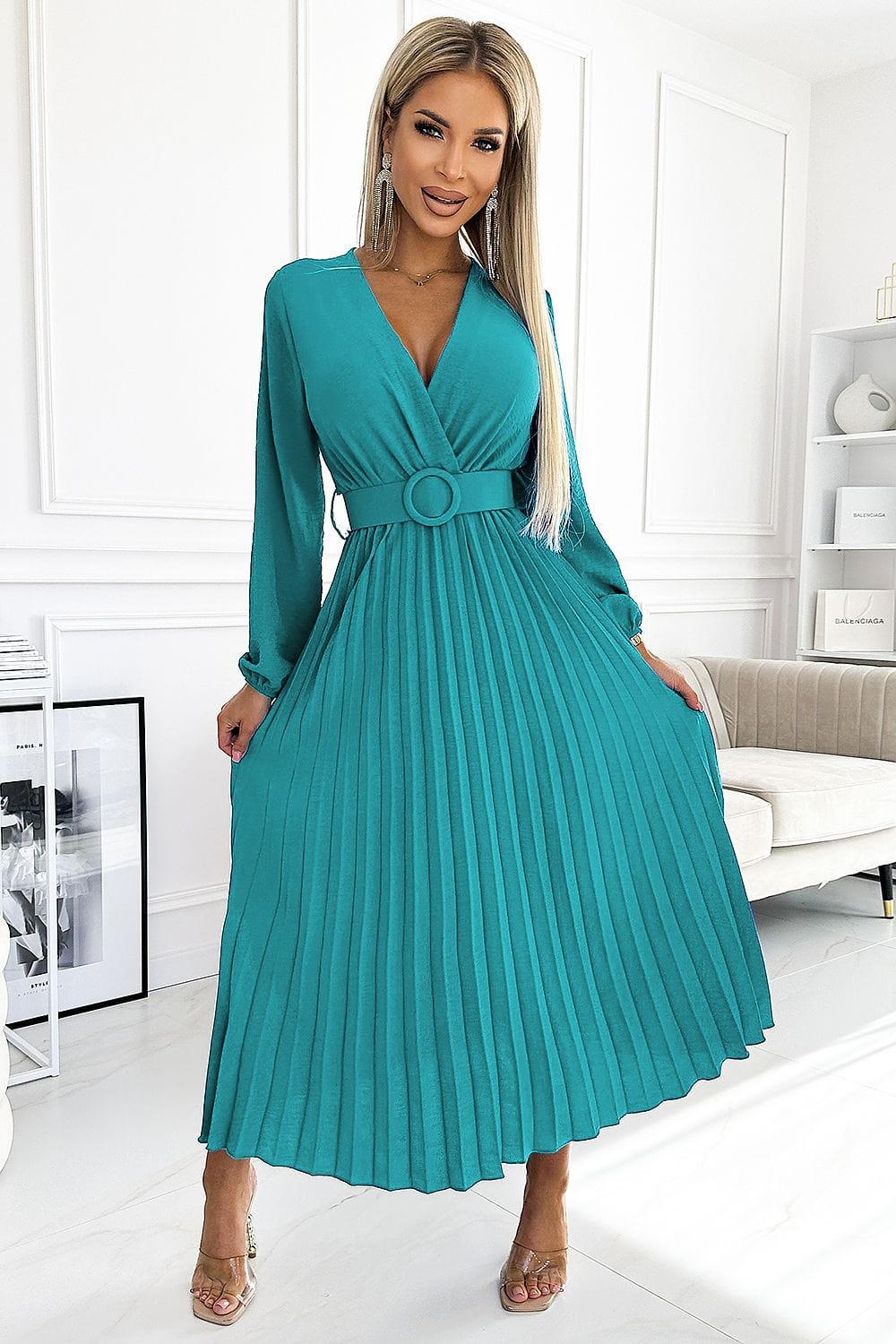 Robe de soirée chic verte midi moulante avec manches longues et décolleté plongeant, idéale pour événements élégants.