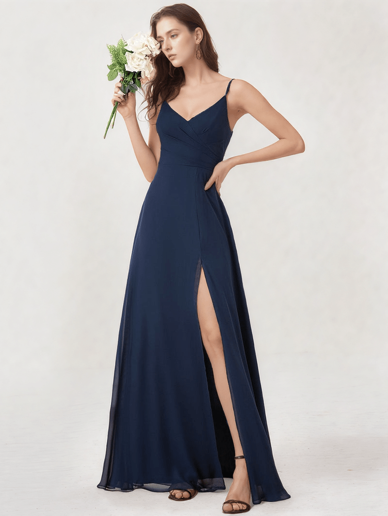 Robe de soirée mariage longue bleu fendue fluide chic avec bretelles fines et bouquet de fleurs blanches