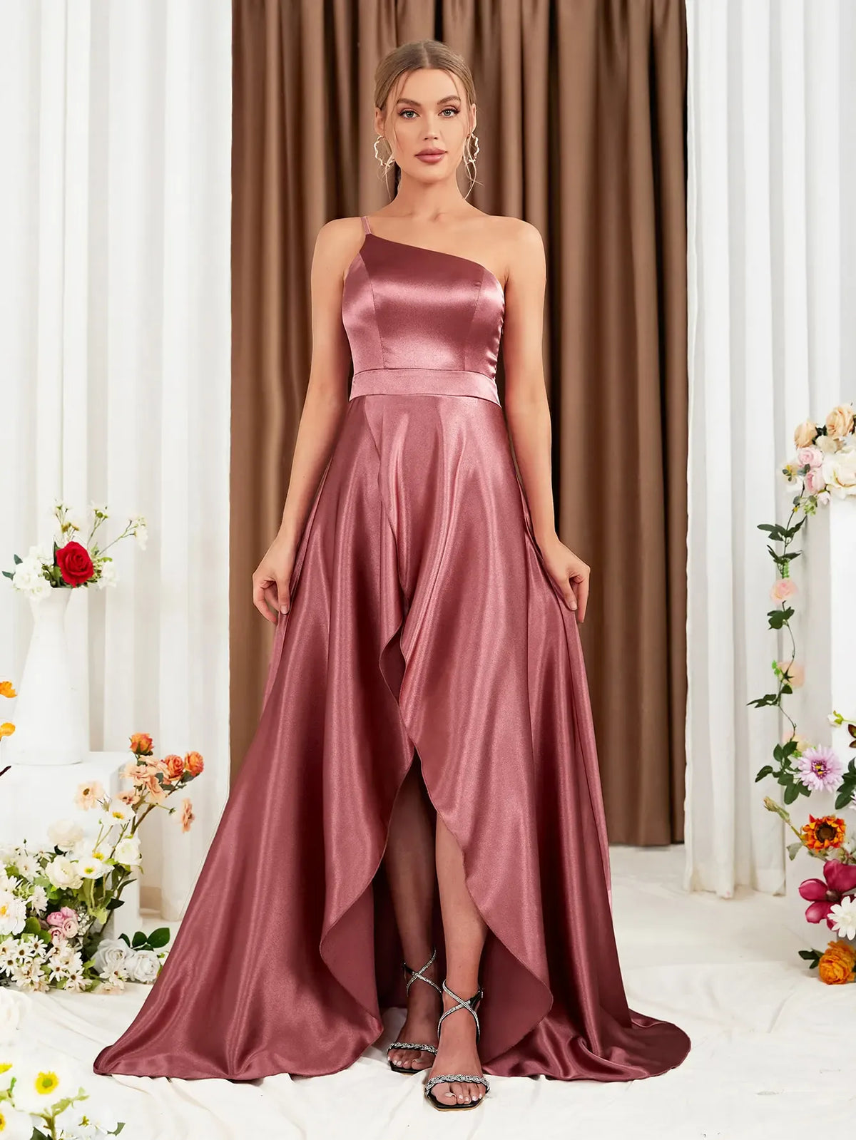 Robe pour invitée au mariage rose satinée asymétrique