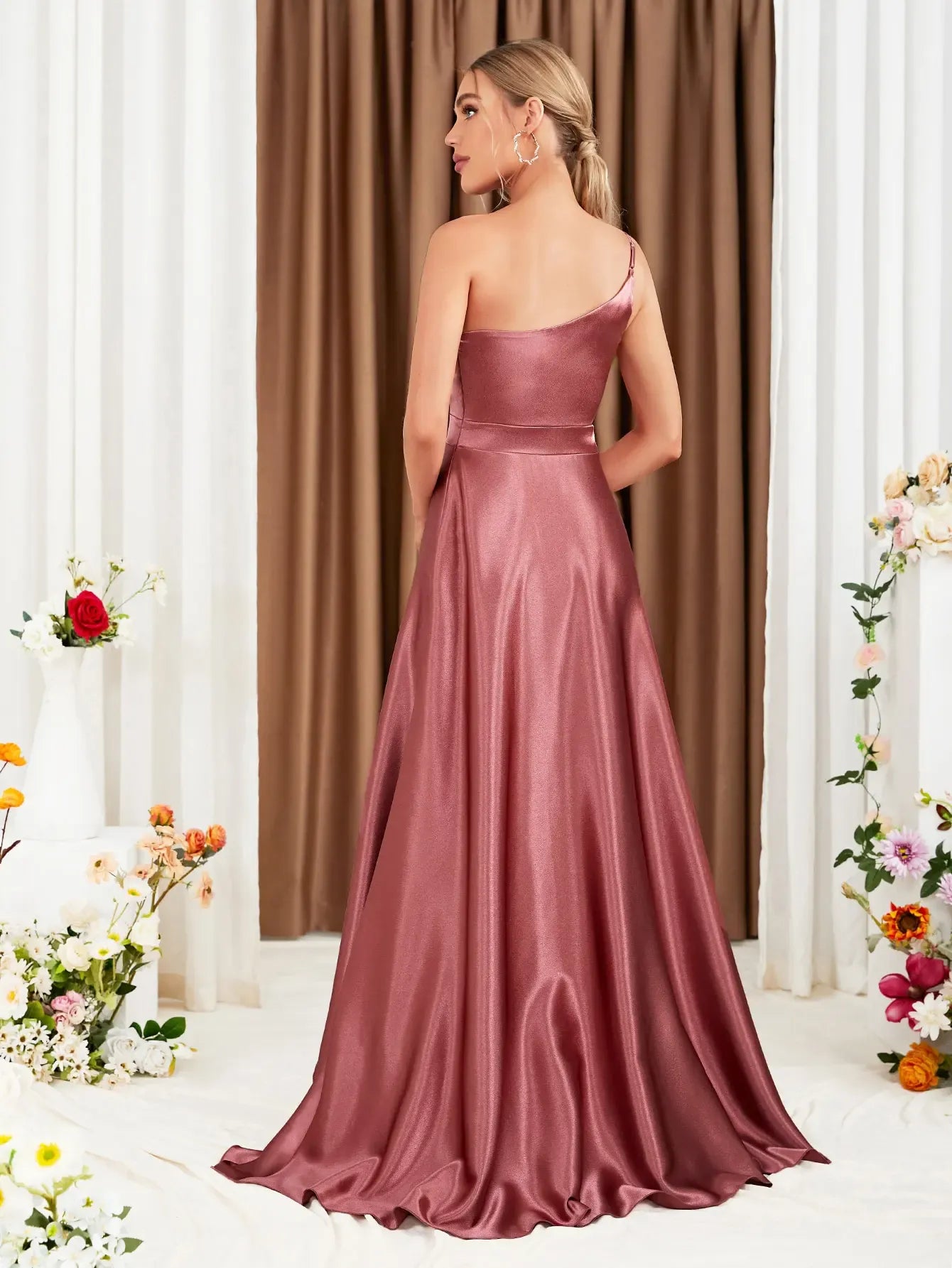 Robe pour invitée au mariage rose satinée asymétrique