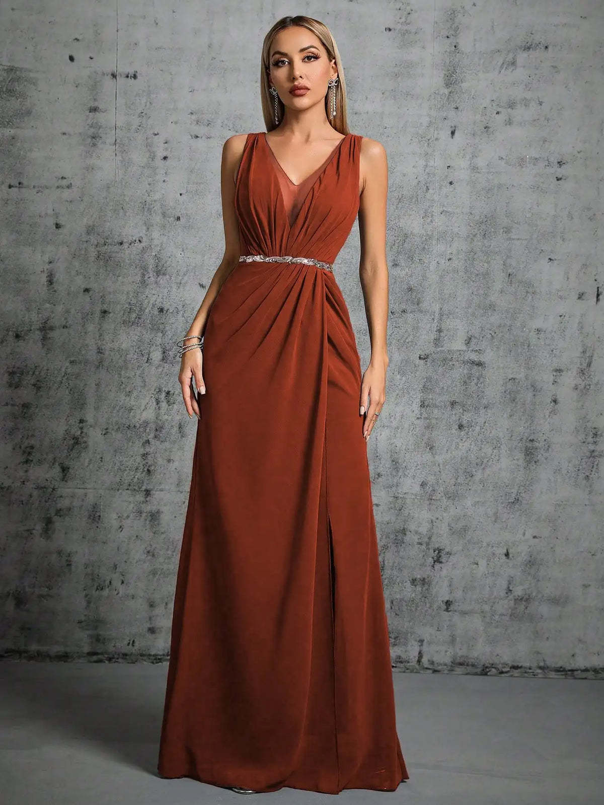 Robe pour soirée de mariage longue terracotta avec ceinture à paillettes