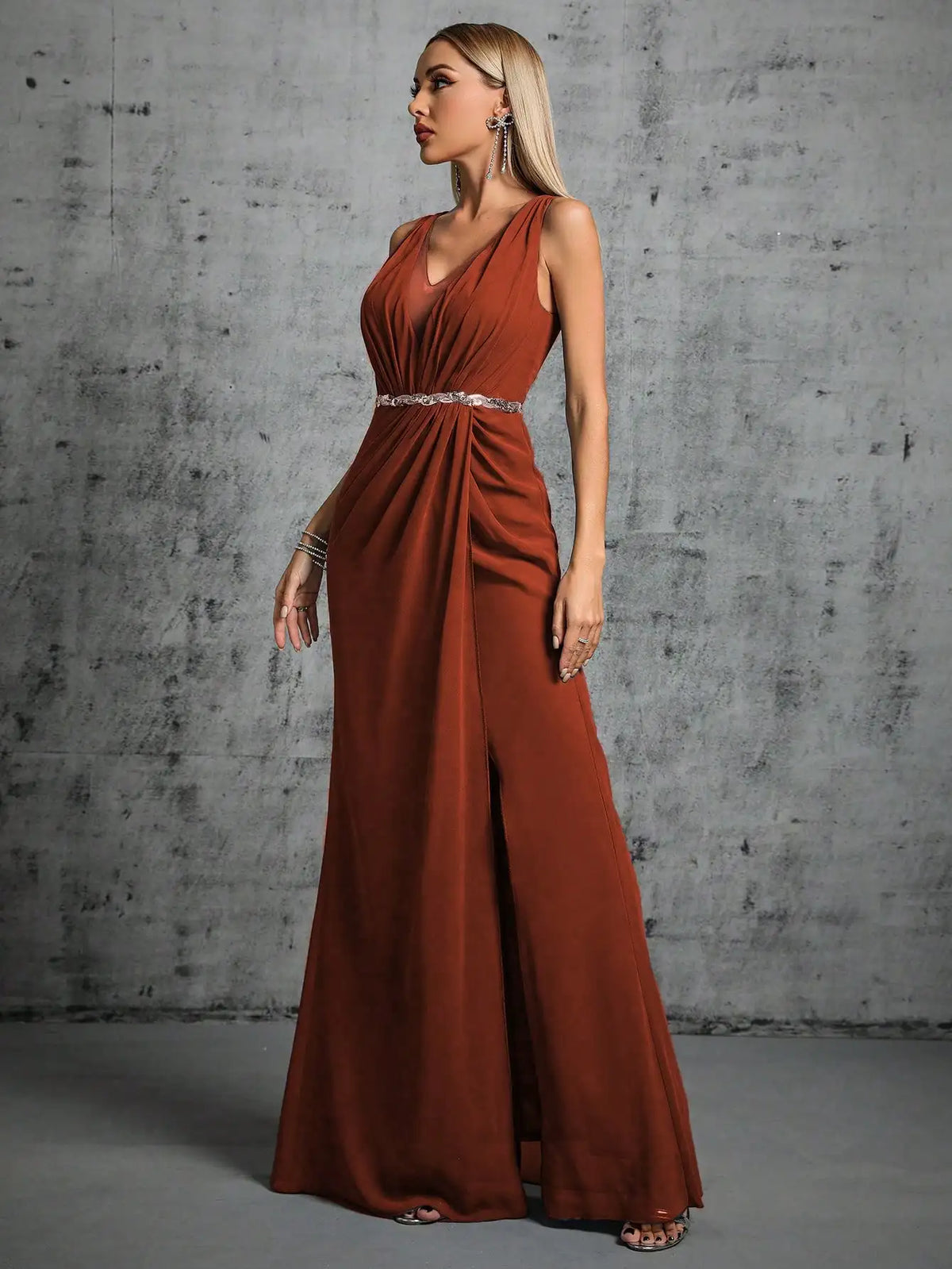 Robe pour soirée de mariage longue terracotta avec ceinture à paillettes