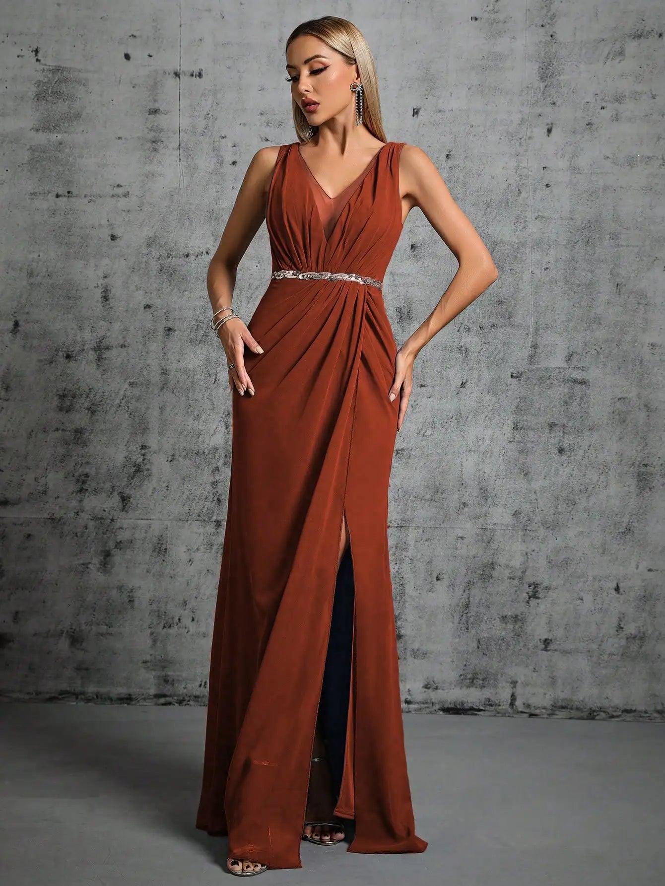 Robe pour soirée de mariage longue terracotta avec ceinture à paillettes