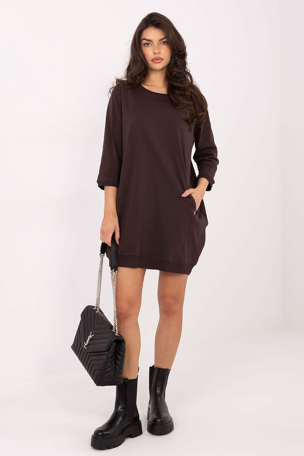 Robe casual courte droite marron manches longues avec sac à main noir chaîne, automne hiver tendance femme