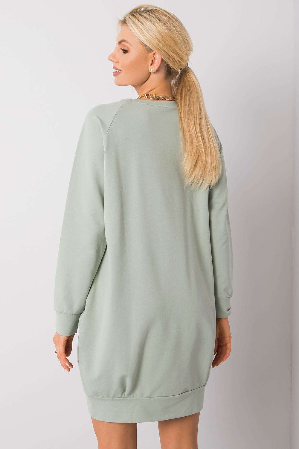 Robe pull casual verte manches longues courte pour femme, idéale pour un look décontracté tendance automne