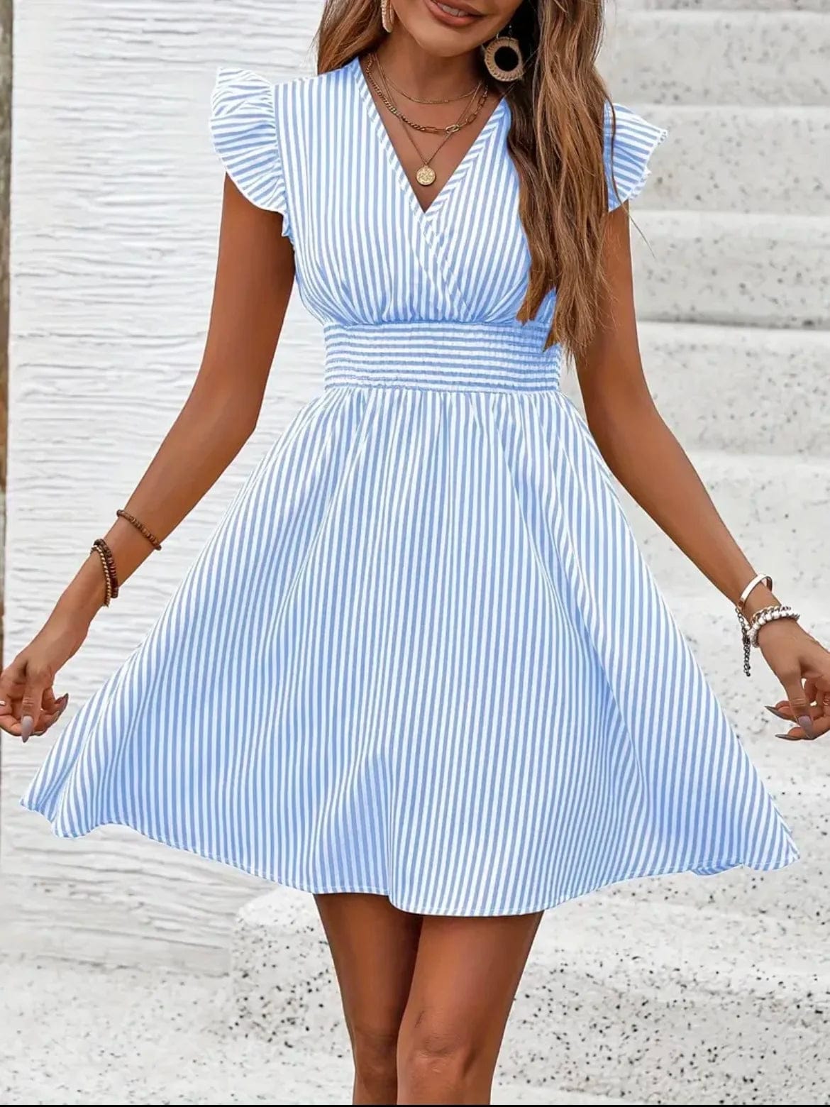 Robe courte rayée bleue et blanche avec décolleté en V et manches courtes pour un look casual d'été.