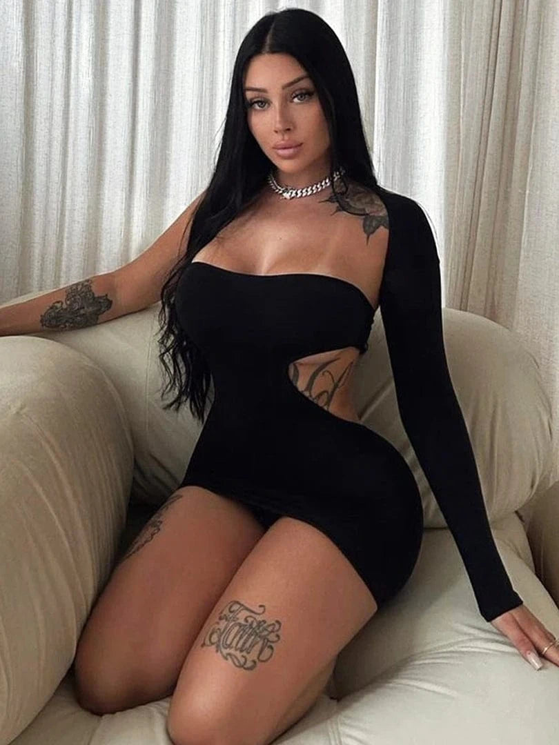 Robe de soirée sexy noire courte moulante une manche dénudée, parfaite pour look chic tendance événement fashion