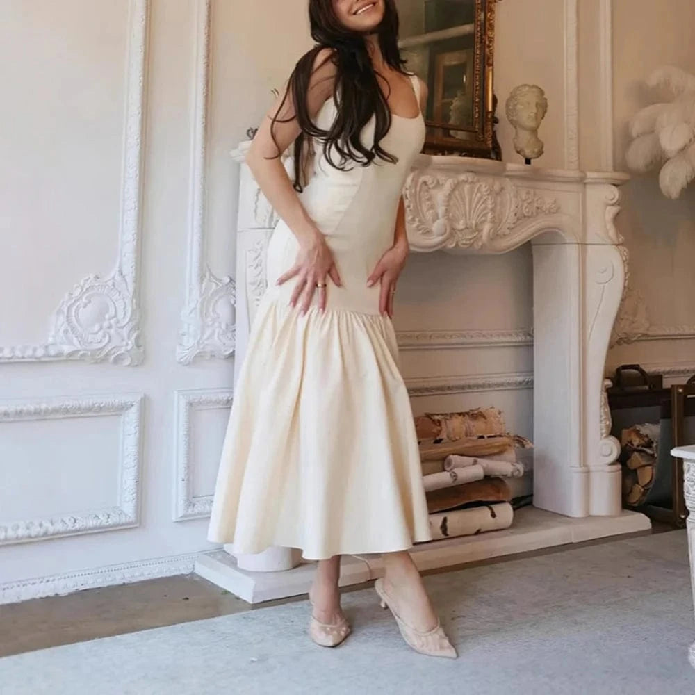 Robe sirène beige sans manches chic moulante parfaite pour soirée mariage ou gala élégant