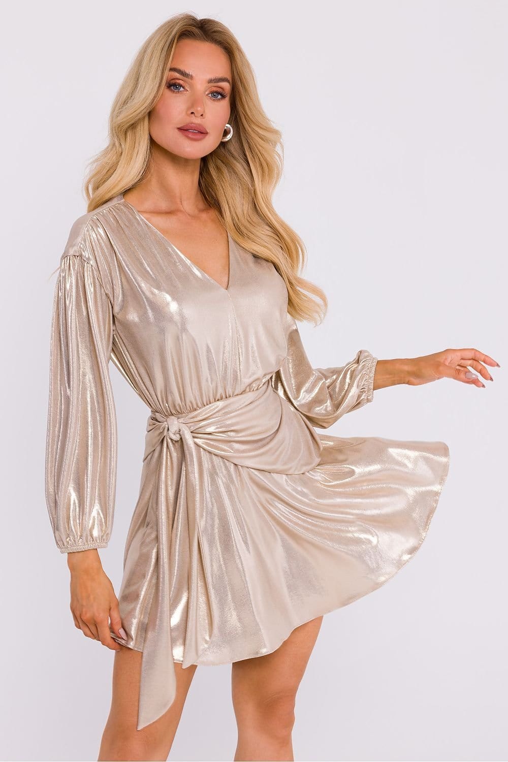 Robe de soirée chic dorée manches longues, décolleté en V, courte - idéale pour cocktail ou gala.