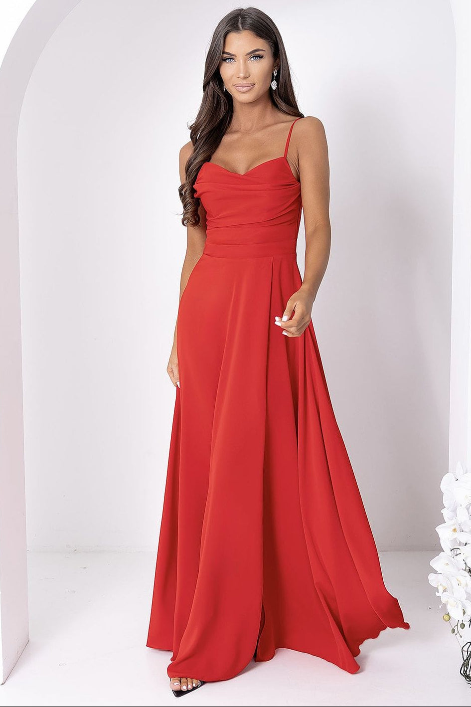 Robe de soirée chic longue rouge fluide sans manches pour invitée mariage ou gala, élégante et moderne