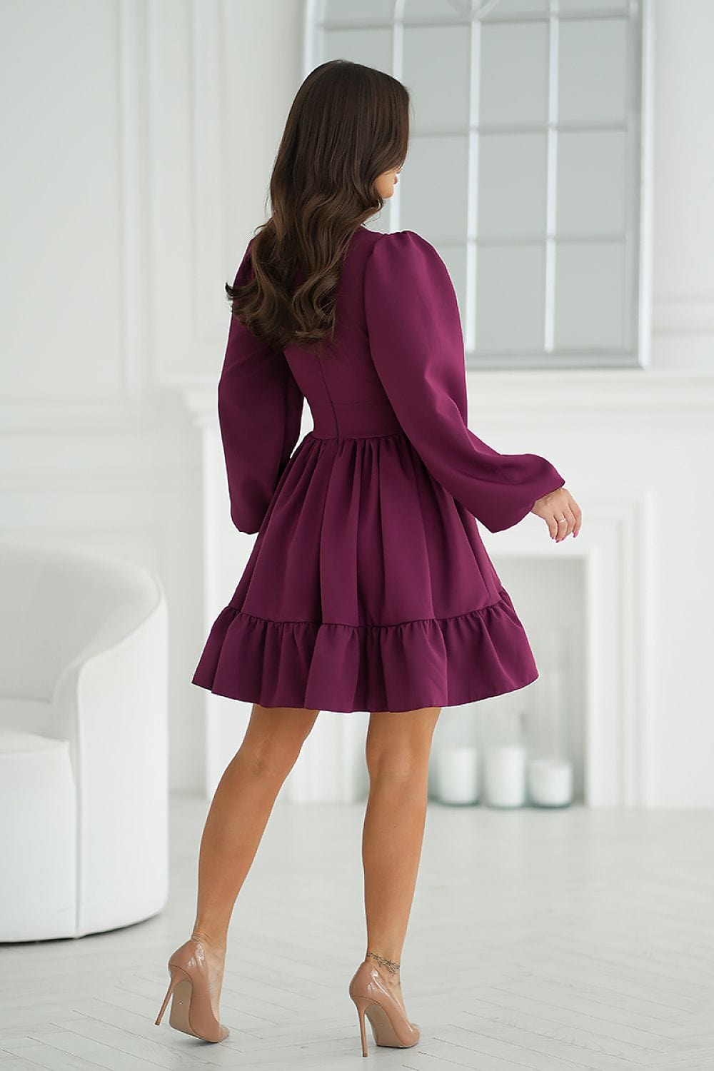 Robe de soirée chic en décolleté prune à manches longues, parfaite pour une occasion spéciale.