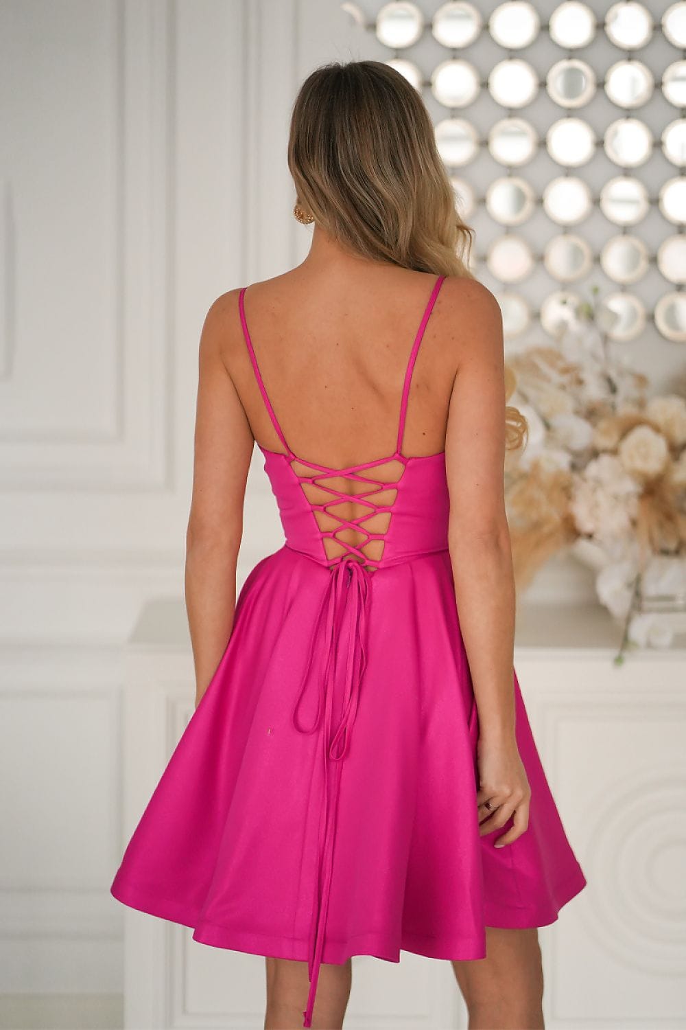 Robe de soirée dos nu rose courte évasée élégante idéale pour cocktail ou mariage invité été tendance