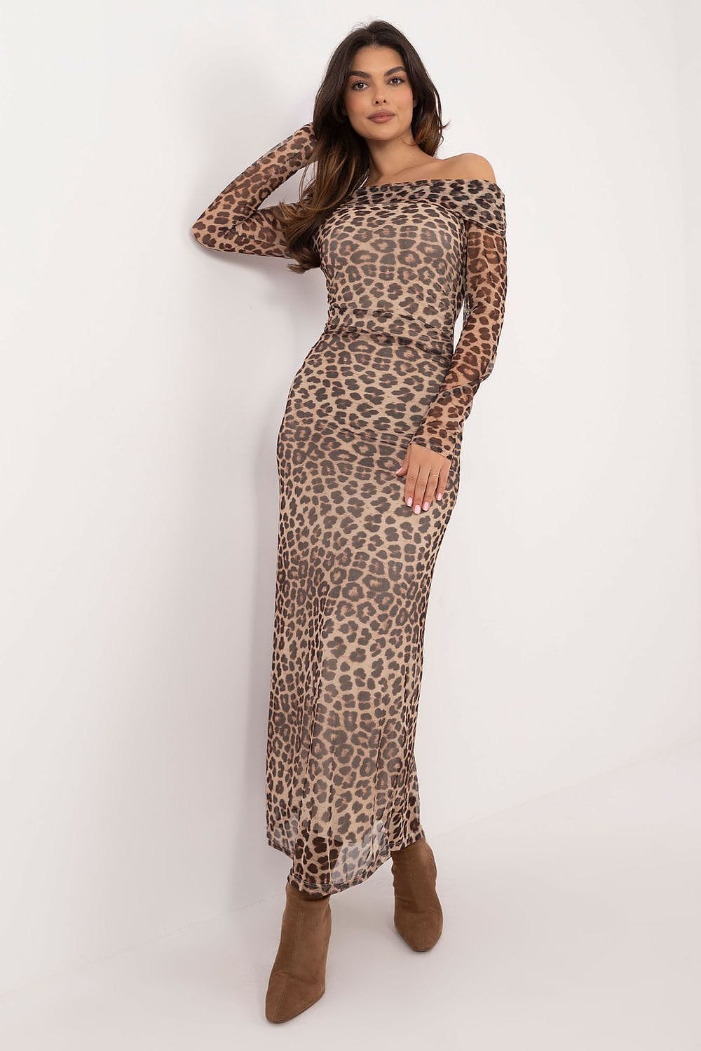 Robe de soirée chic longue imprimé léopard avec manches longues pour un look élégant et tendance.