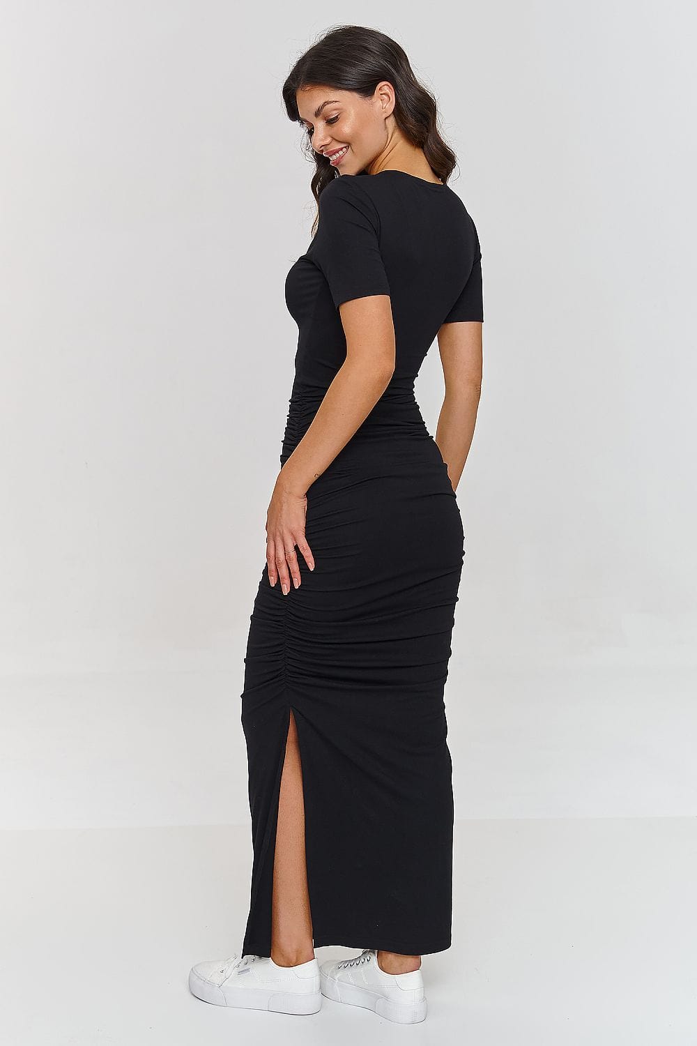 robe moulante longue casual noire manches courtes silhouette droite style fluide pour l’été