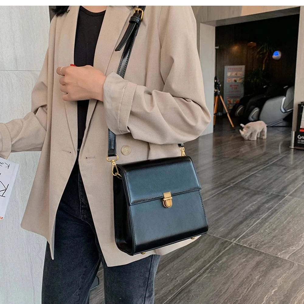 sac à bandoulière noir en simili cuir élégant, parfait pour une soirée chic ou un mariage invité