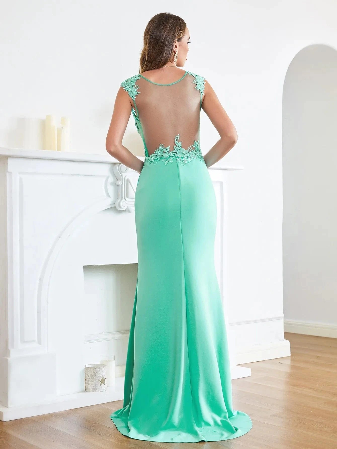robe de soirée sexy longue moulante transparente haut décolleté noire manches longues chic