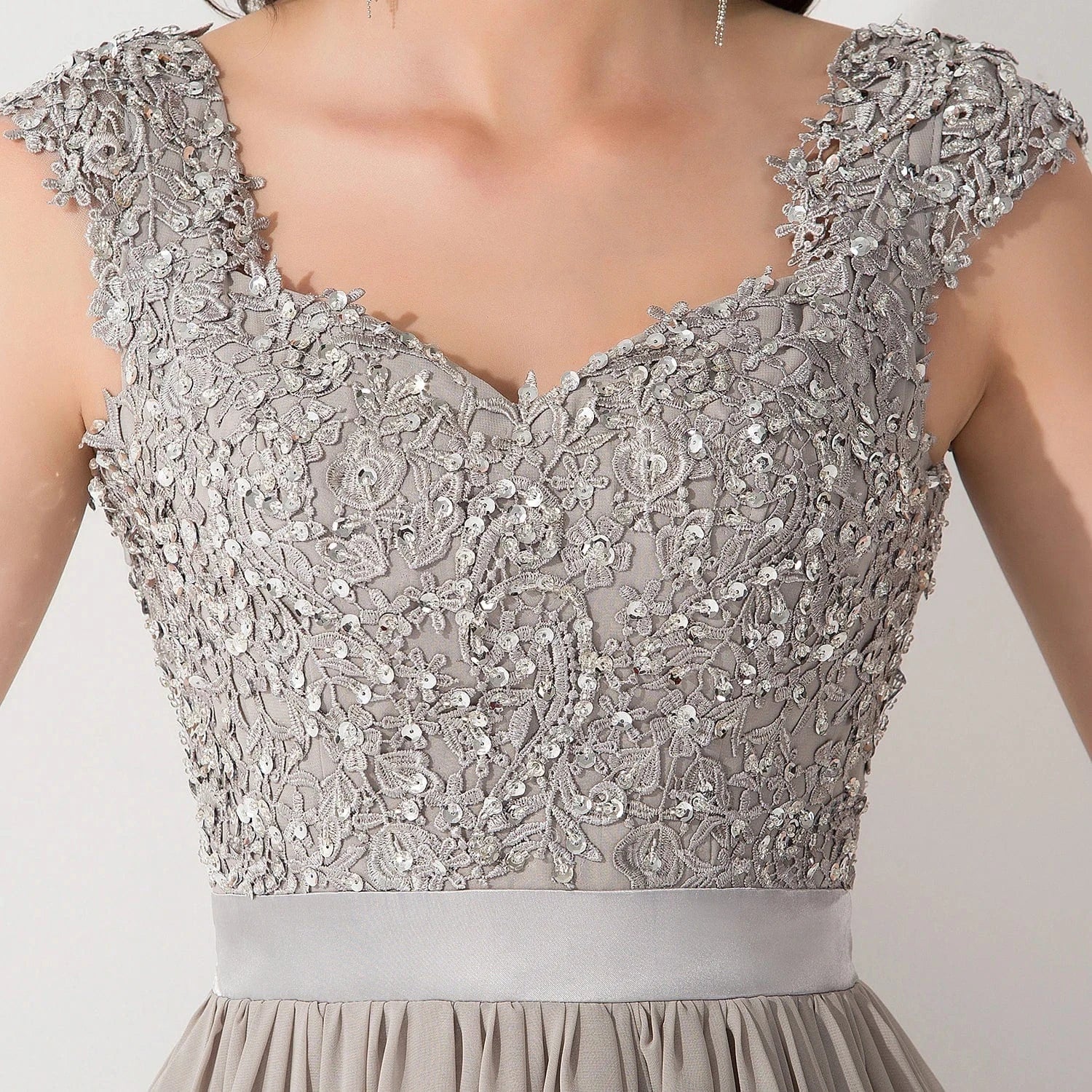 robe de soirée chic longue en dentelle élégante pour mariage invité ou gala élégant manches courtes
