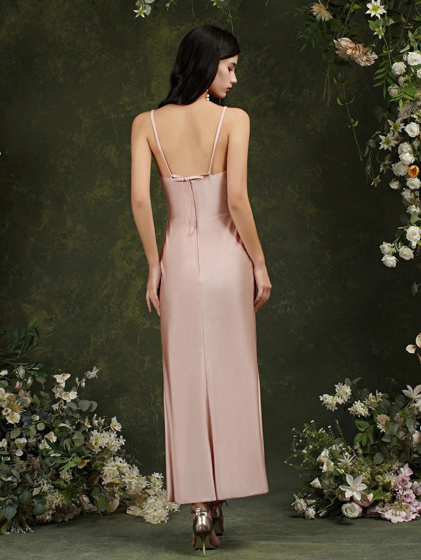 robe de soirée sexy longue fendue beige moulante chic sans manches pour mariage ou gala élégant