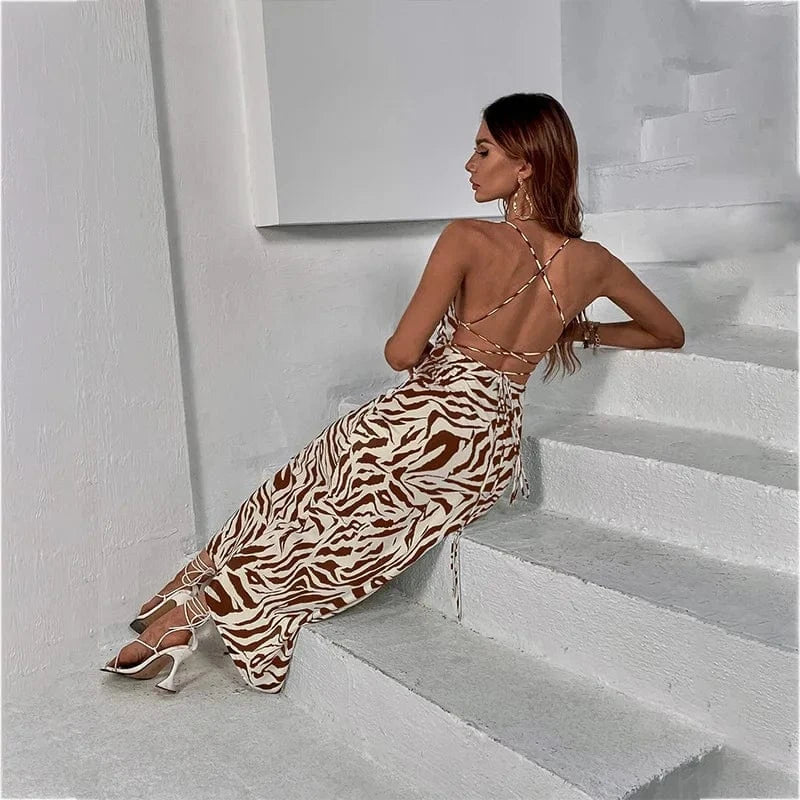 robe longue dos nu à motifs pour soirée chic, silhouette droite élégante et festive