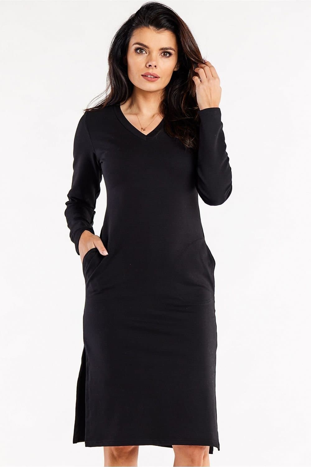 Robe noire cintrée midi chic pour soirée, manches longues et col V, idéale pour cocktail ou soirée élégante.