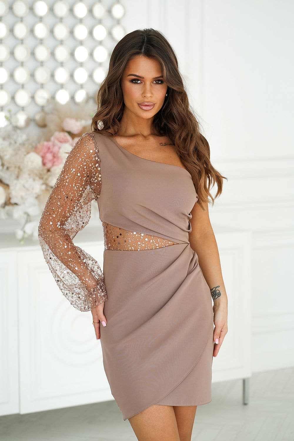 Robe de soirée courte terracotta à une manche longue avec détails paillettes, idéale pour cocktail ou gala, silhouette droite.