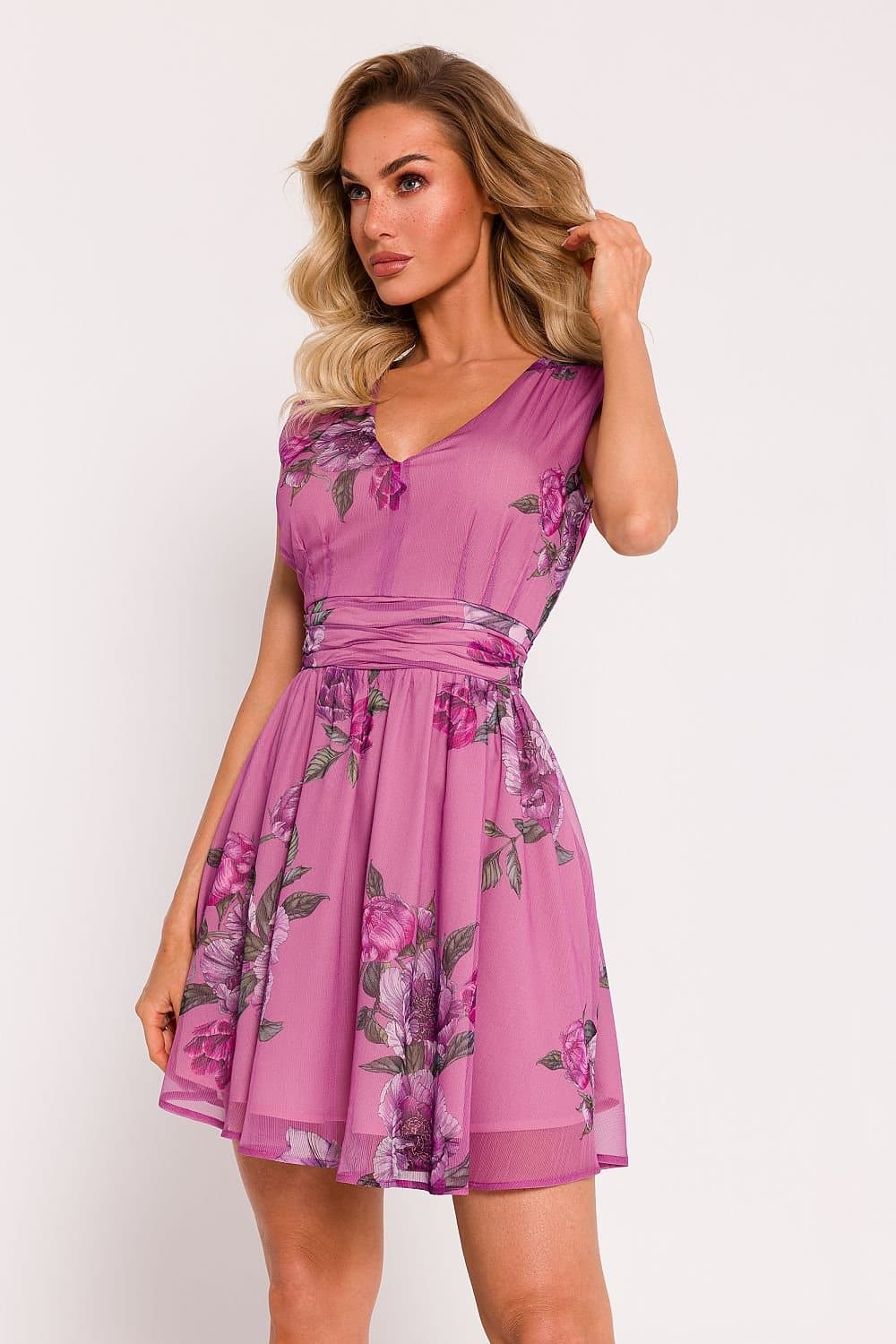 Robe demoiselle d'honneur fleurie rose courte à manches courtes et silhouette évasée pour mariage champêtre.