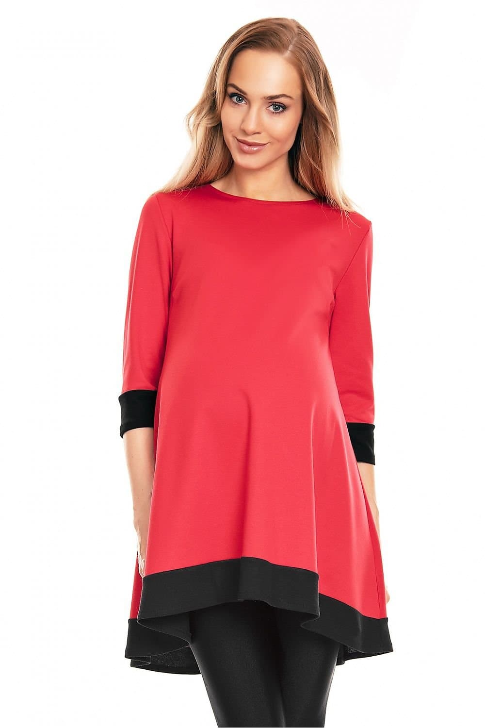 Robe de grossesse chic rouge avec manches longues et ourlet noir, longueur midi pour confort et élégance.