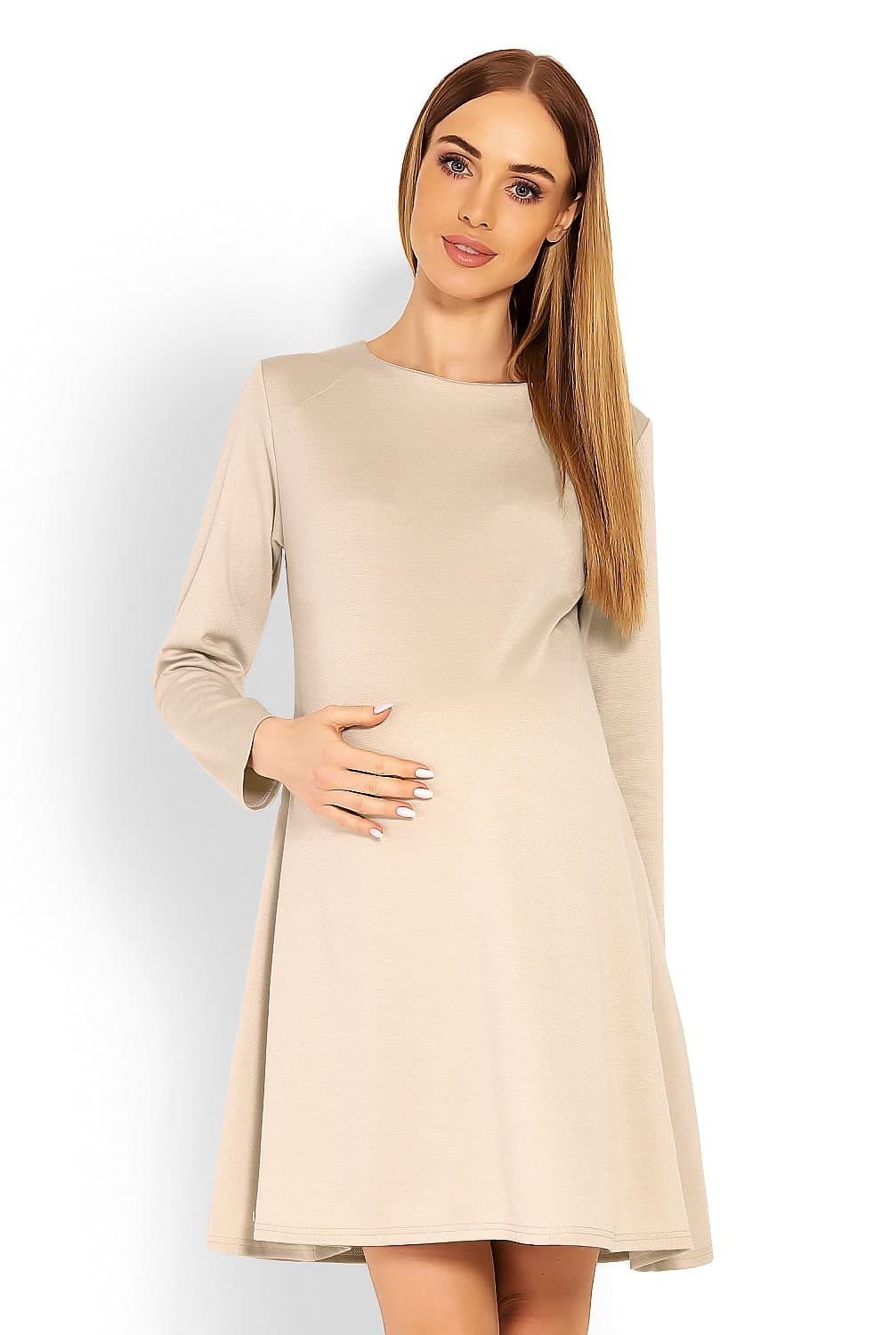 Robe habillée grossesse beige trapeze manches longues pour soirée chic et élégante.
